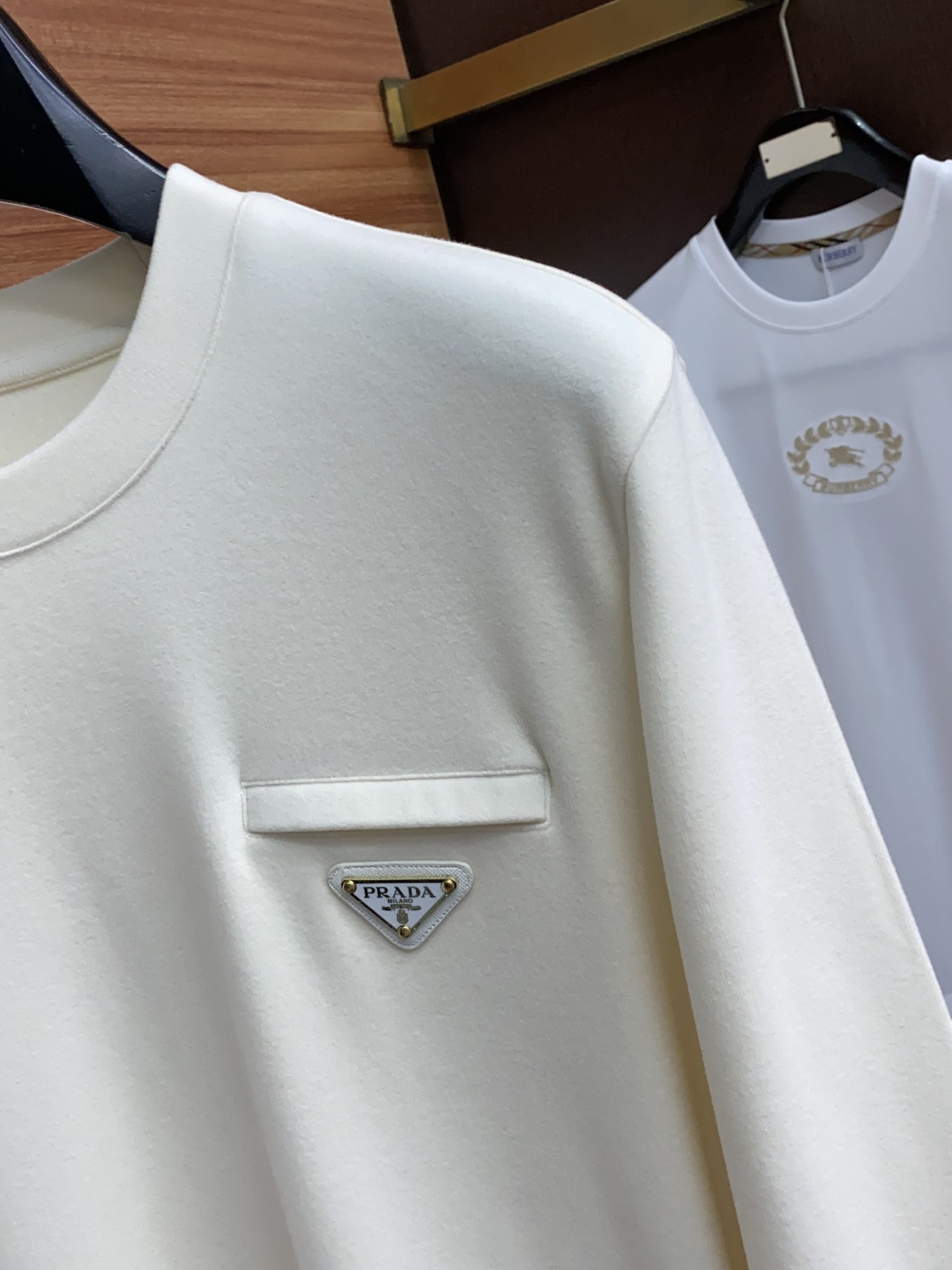 普拉达 2025秋冬专柜新款 时尚休闲打底衫长袖T恤，精选进口高密度膨体暖姜天丝德绒系列膨体蓄暖，糯感新