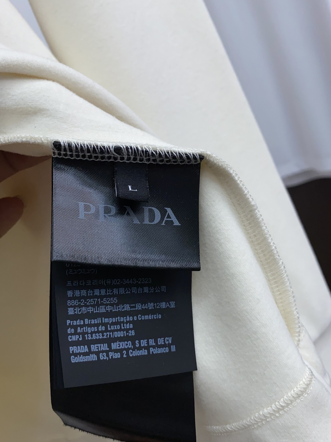 普拉达 2025秋冬专柜新款 时尚休闲打底衫长袖T恤，精选进口高密度膨体暖姜天丝德绒系列膨体蓄暖，糯感新