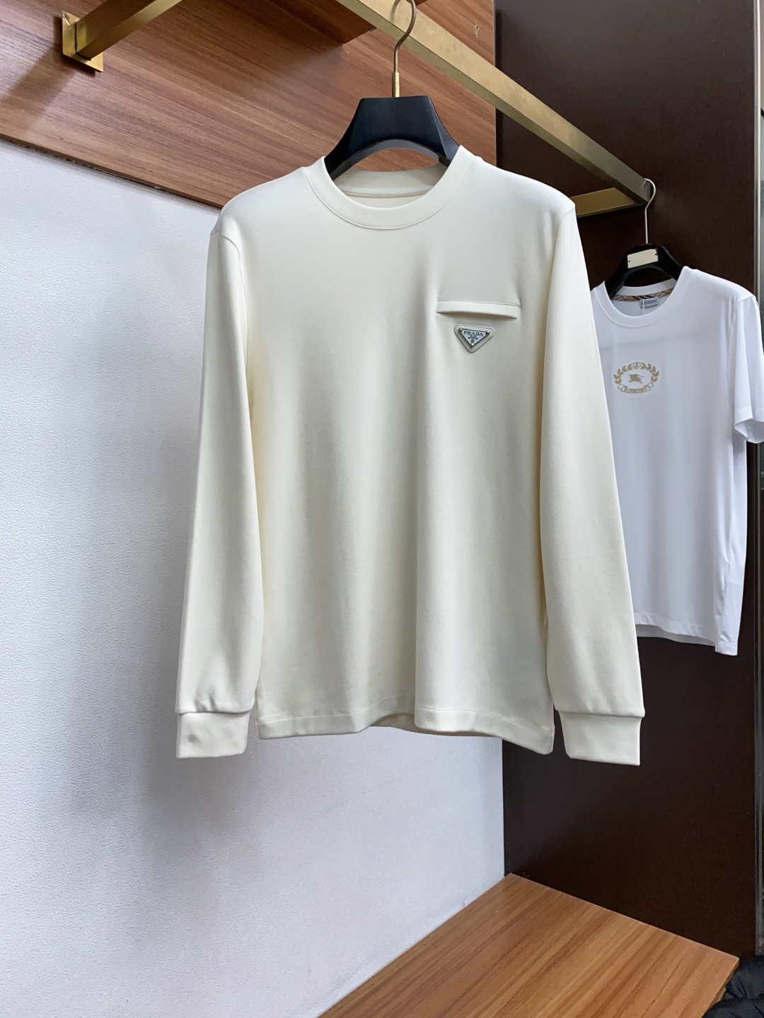 普拉达 2025秋冬专柜新款 时尚休闲打底衫长袖T恤，精选进口高密度膨体暖姜天丝德绒系列膨体蓄暖，糯感新