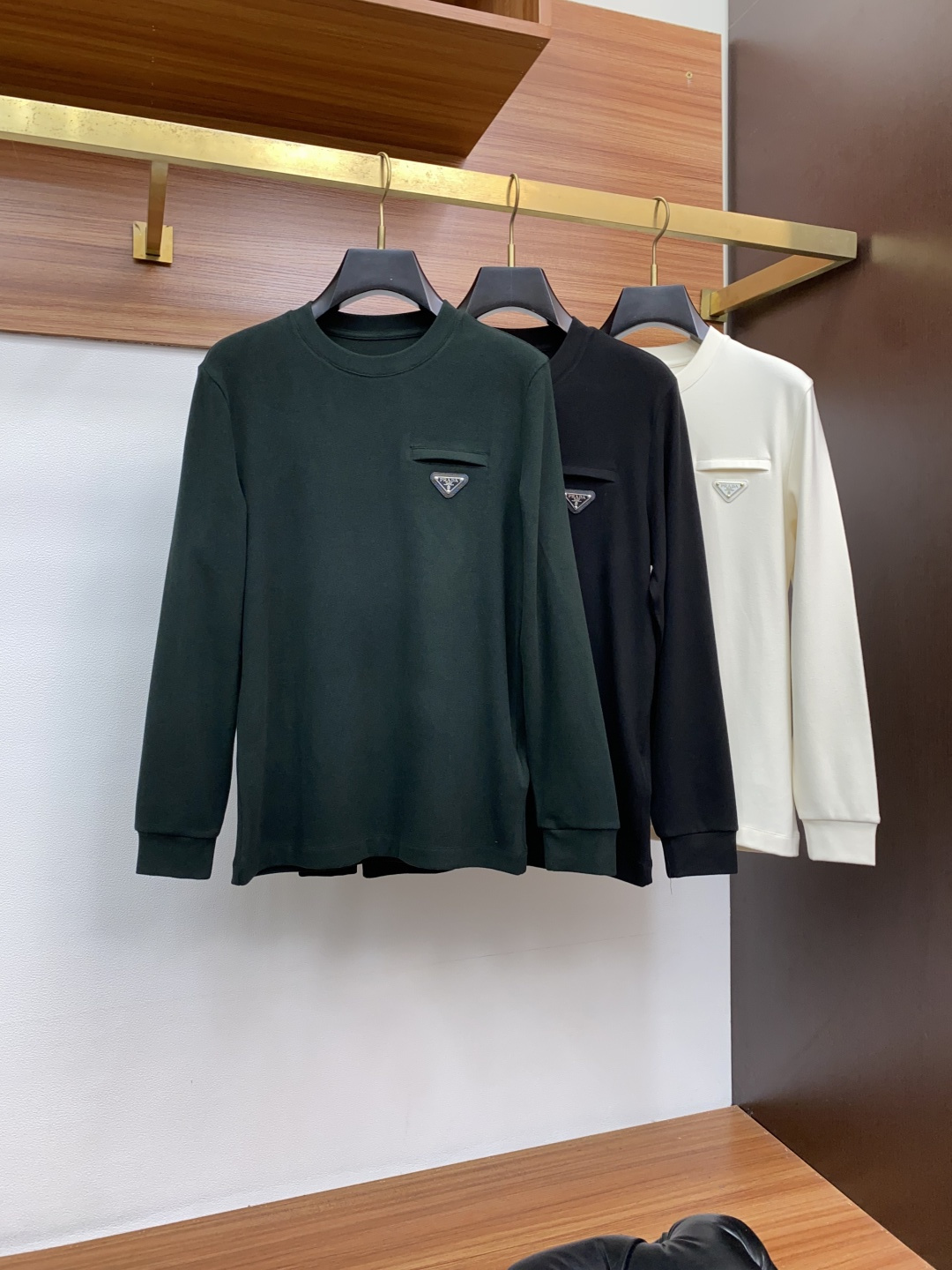普拉达 2025秋冬专柜新款 时尚休闲打底衫长袖T恤，精选进口高密度膨体暖姜天丝德绒系列膨体蓄暖，糯感新