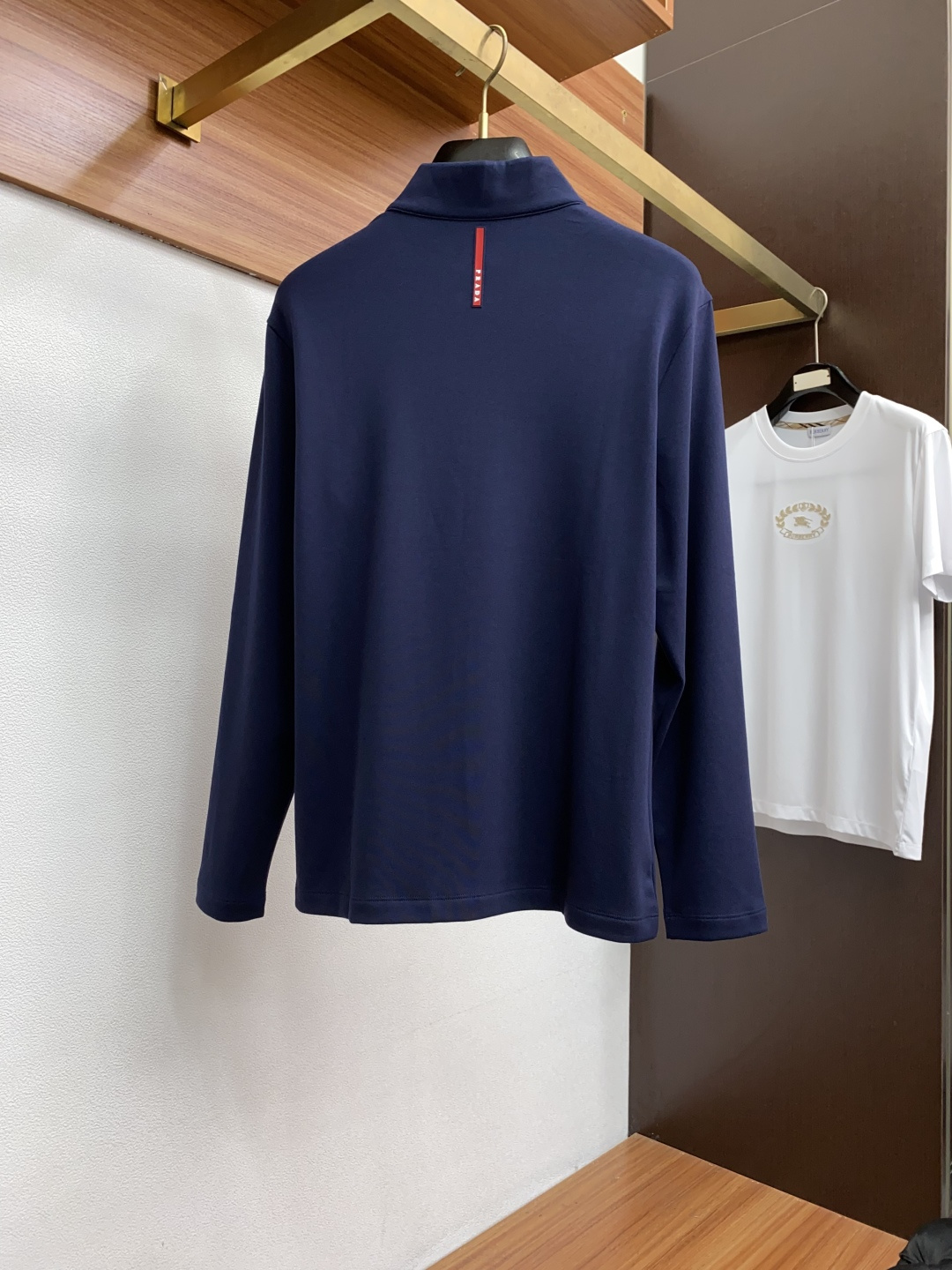 普拉达 2025秋冬专柜新款 时尚休闲打底衫长袖T恤，精选进口高密度膨体暖姜天丝德绒系列膨体蓄暖，糯感新