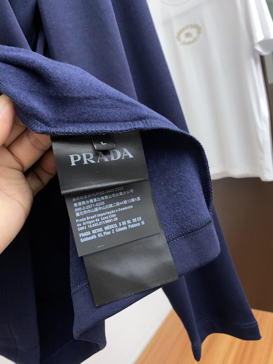 普拉达 2025秋冬专柜新款 时尚休闲打底衫长袖T恤，精选进口高密度膨体暖姜天丝德绒系列膨体蓄暖，糯感新