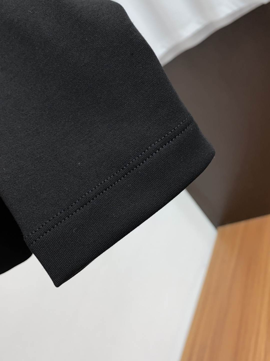  普拉达 2025秋冬专柜新款 时尚休闲打底衫长袖T恤，精选进口高密度膨体暖姜天丝德绒系列膨体蓄暖，糯感