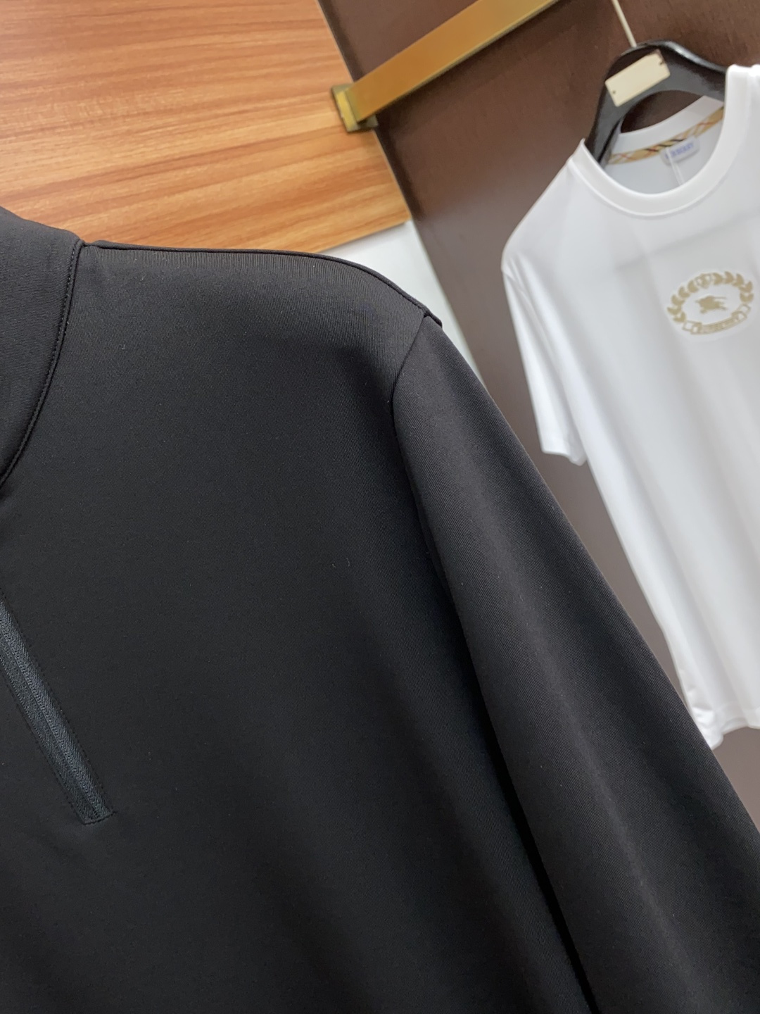  普拉达 2025秋冬专柜新款 时尚休闲打底衫长袖T恤，精选进口高密度膨体暖姜天丝德绒系列膨体蓄暖，糯感