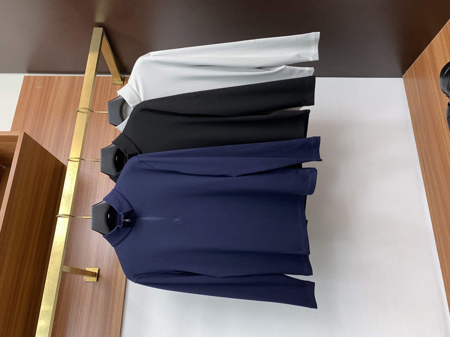 “Prada Fall Winter 2025 Fashion: High-Density T-Shirts Collection for Men’s Functional Dress Habits” - 图片 7