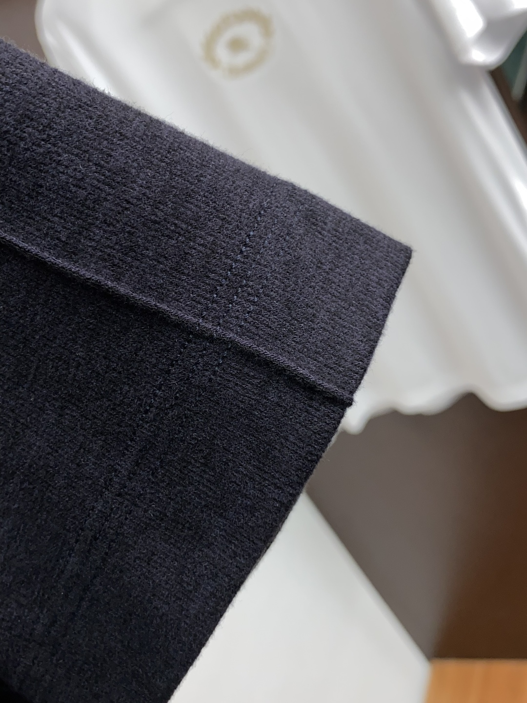  普拉达 2025秋冬专柜新款 时尚休闲打底衫短袖T恤，精选进口高密度膨体暖姜天丝德绒系列膨体蓄暖，糯感