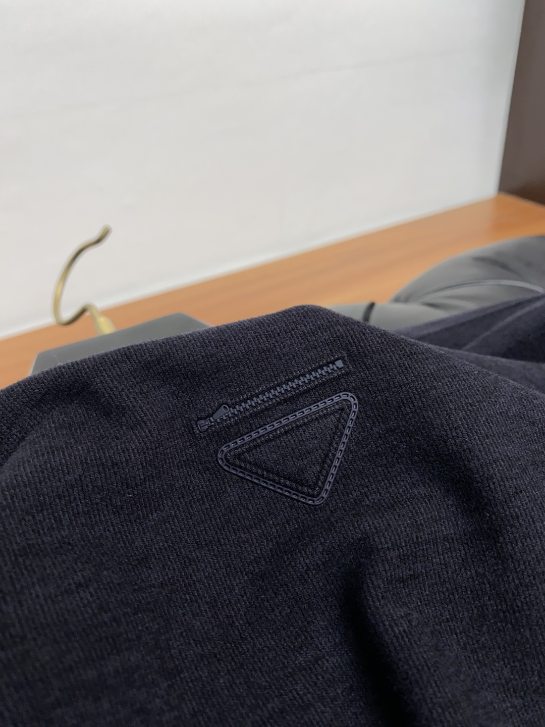  普拉达 2025秋冬专柜新款 时尚休闲打底衫短袖T恤，精选进口高密度膨体暖姜天丝德绒系列膨体蓄暖，糯感