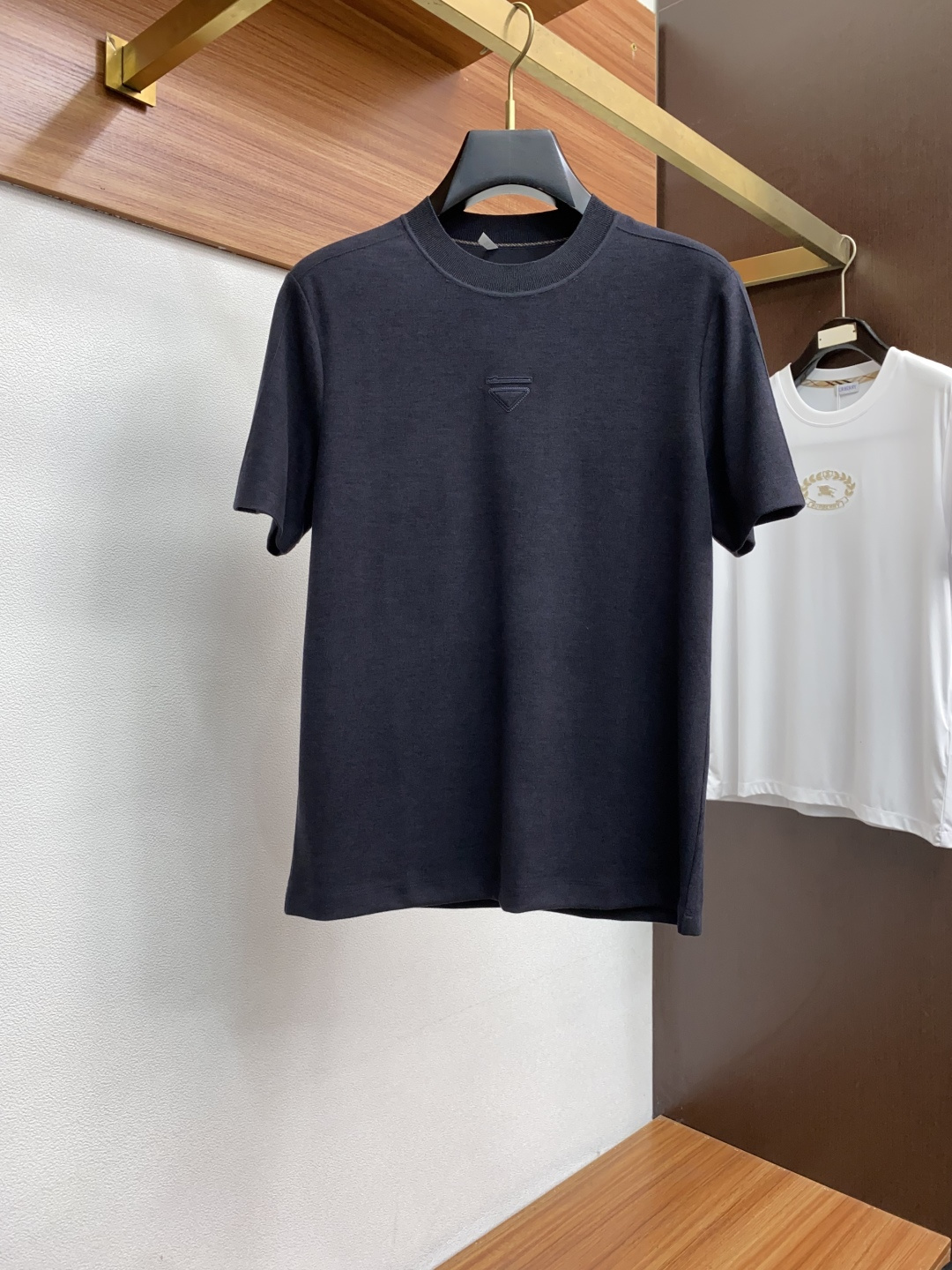  普拉达 2025秋冬专柜新款 时尚休闲打底衫短袖T恤，精选进口高密度膨体暖姜天丝德绒系列膨体蓄暖，糯感