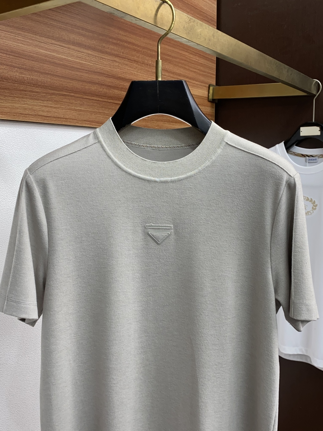  普拉达 2025秋冬专柜新款 时尚休闲打底衫短袖T恤，精选进口高密度膨体暖姜天丝德绒系列膨体蓄暖，糯感