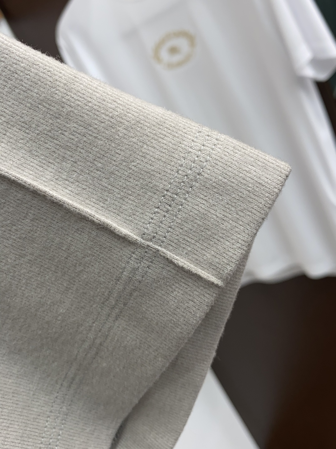  普拉达 2025秋冬专柜新款 时尚休闲打底衫短袖T恤，精选进口高密度膨体暖姜天丝德绒系列膨体蓄暖，糯感