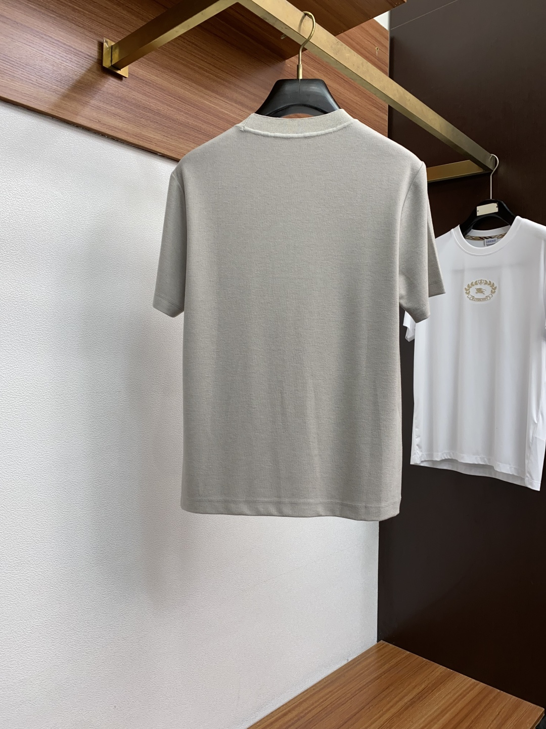  普拉达 2025秋冬专柜新款 时尚休闲打底衫短袖T恤，精选进口高密度膨体暖姜天丝德绒系列膨体蓄暖，糯感