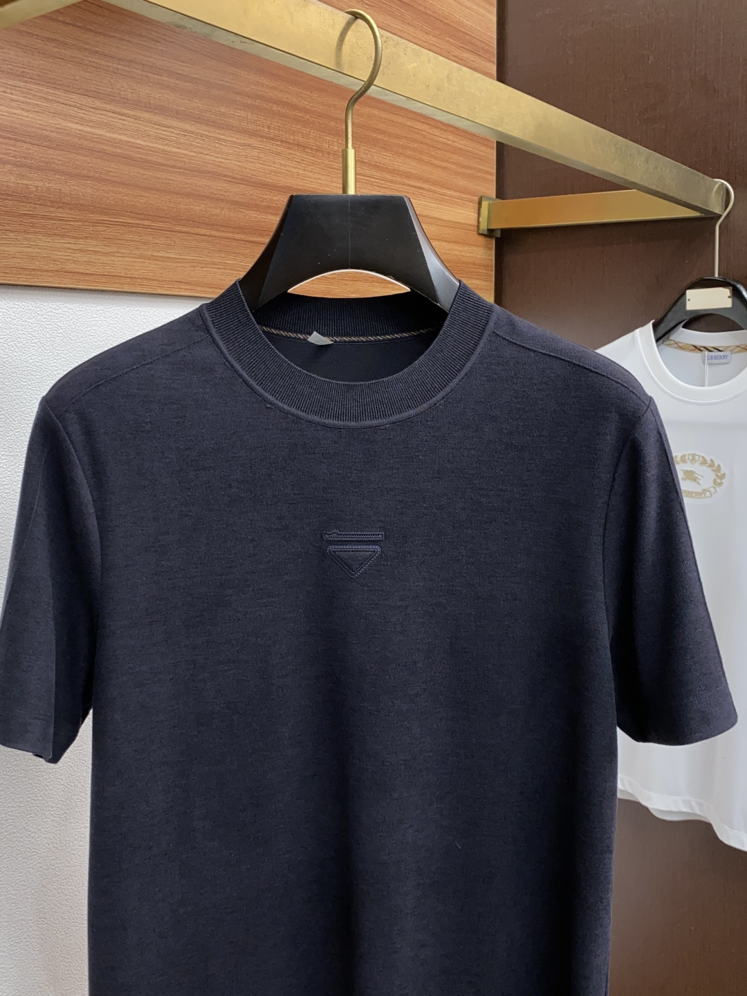  普拉达 2025秋冬专柜新款 时尚休闲打底衫短袖T恤，精选进口高密度膨体暖姜天丝德绒系列膨体蓄暖，糯感