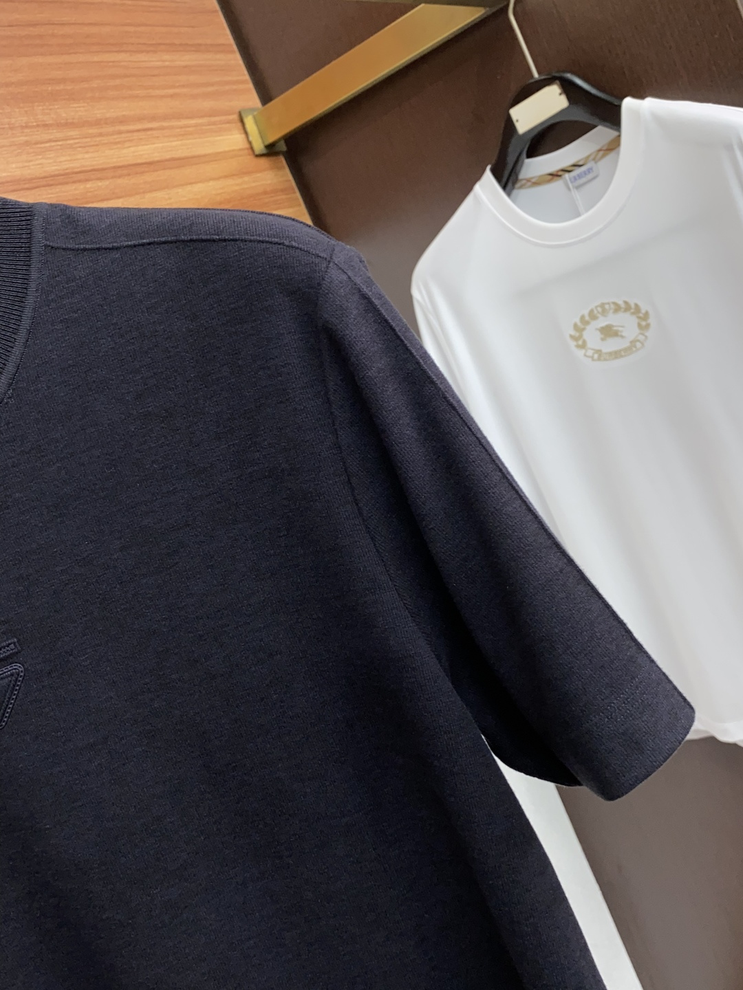  普拉达 2025秋冬专柜新款 时尚休闲打底衫短袖T恤，精选进口高密度膨体暖姜天丝德绒系列膨体蓄暖，糯感