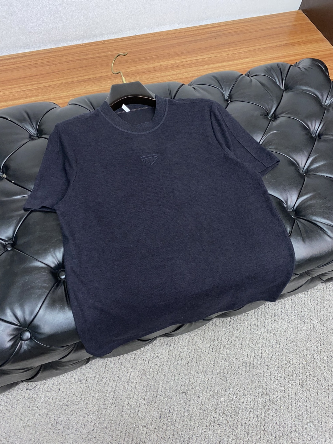  普拉达 2025秋冬专柜新款 时尚休闲打底衫短袖T恤，精选进口高密度膨体暖姜天丝德绒系列膨体蓄暖，糯感