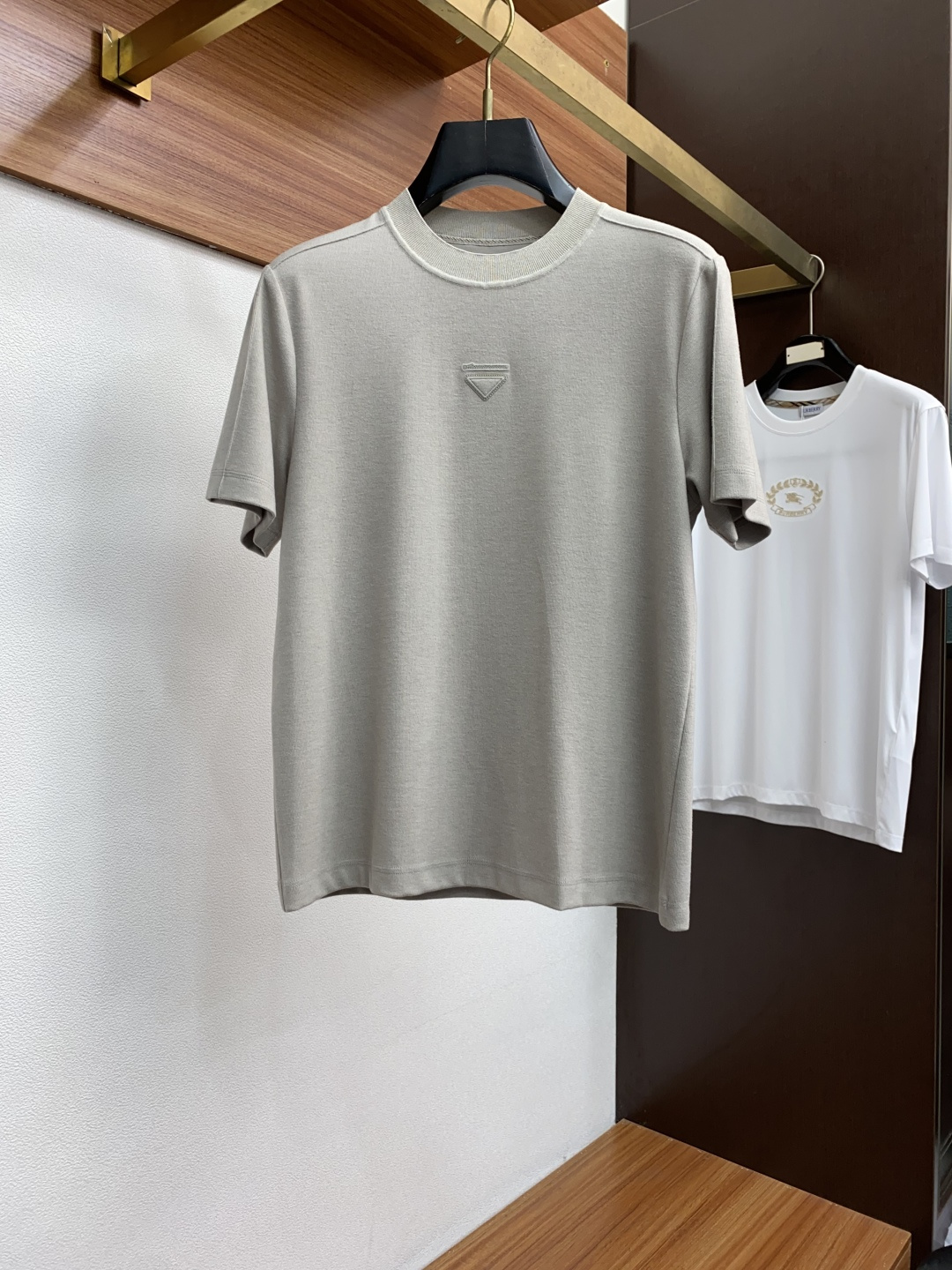  普拉达 2025秋冬专柜新款 时尚休闲打底衫短袖T恤，精选进口高密度膨体暖姜天丝德绒系列膨体蓄暖，糯感