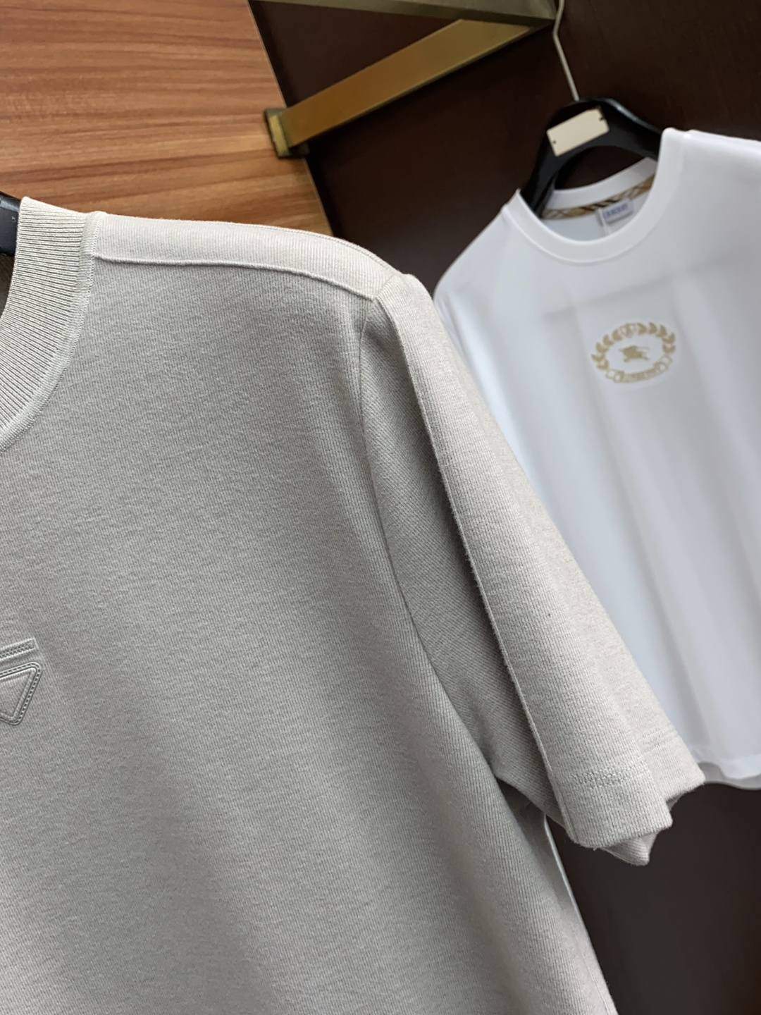  普拉达 2025秋冬专柜新款 时尚休闲打底衫短袖T恤，精选进口高密度膨体暖姜天丝德绒系列膨体蓄暖，糯感