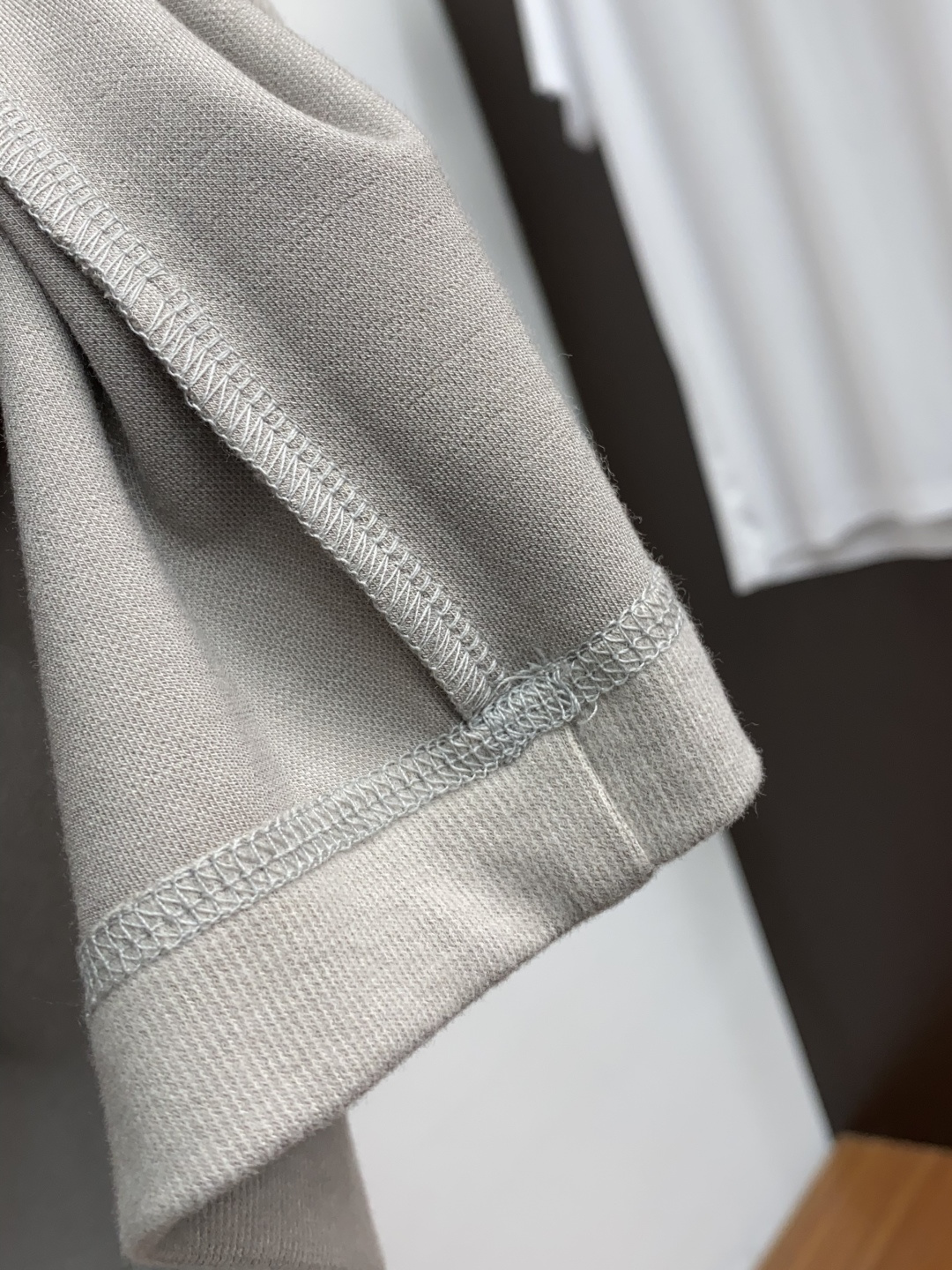  普拉达 2025秋冬专柜新款 时尚休闲打底衫短袖T恤，精选进口高密度膨体暖姜天丝德绒系列膨体蓄暖，糯感