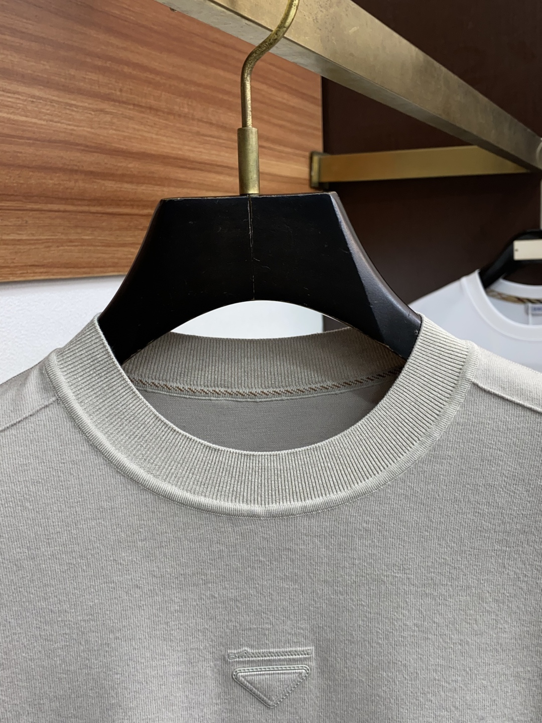  普拉达 2025秋冬专柜新款 时尚休闲打底衫短袖T恤，精选进口高密度膨体暖姜天丝德绒系列膨体蓄暖，糯感