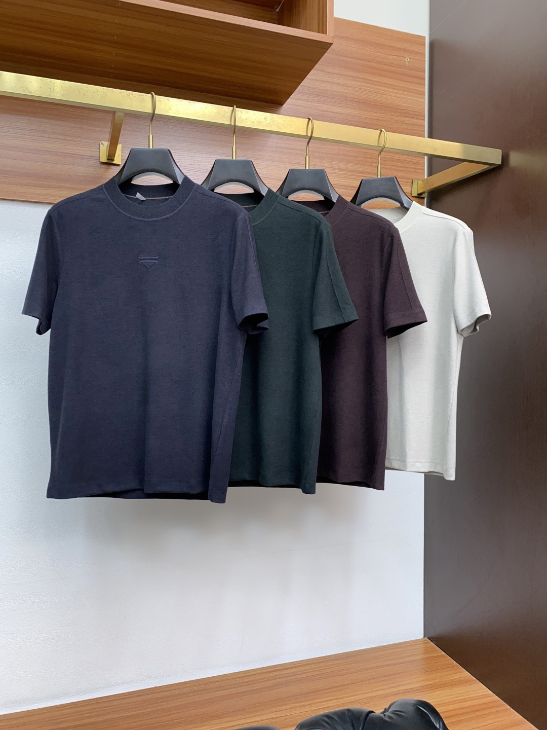  普拉达 2025秋冬专柜新款 时尚休闲打底衫短袖T恤，精选进口高密度膨体暖姜天丝德绒系列膨体蓄暖，糯感