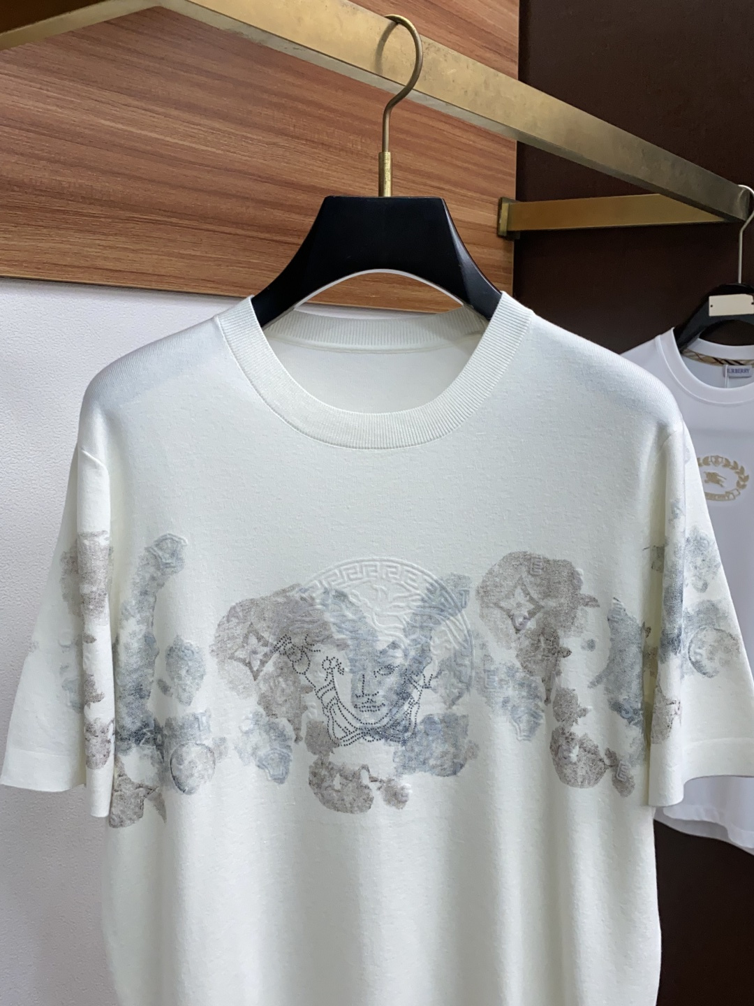  范思哲 家族男士高端简约圆领针织短袖 ，香港洋行渠道货，纯正血统品质，25年秋冬 新款，经典王牌系列！