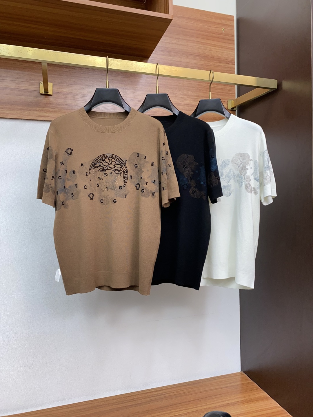  范思哲 家族男士高端简约圆领针织短袖 ，香港洋行渠道货，纯正血统品质，25年秋冬 新款，经典王牌系列！