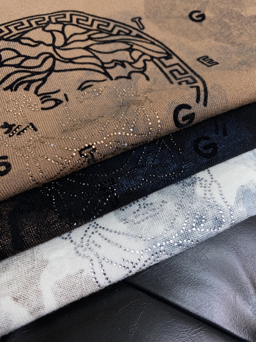  范思哲 家族男士高端简约圆领针织短袖 ，香港洋行渠道货，纯正血统品质，25年秋冬 新款，经典王牌系列！