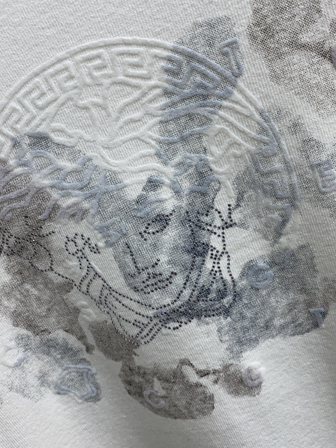  范思哲 家族男士高端简约圆领针织短袖 ，香港洋行渠道货，纯正血统品质，25年秋冬 新款，经典王牌系列！