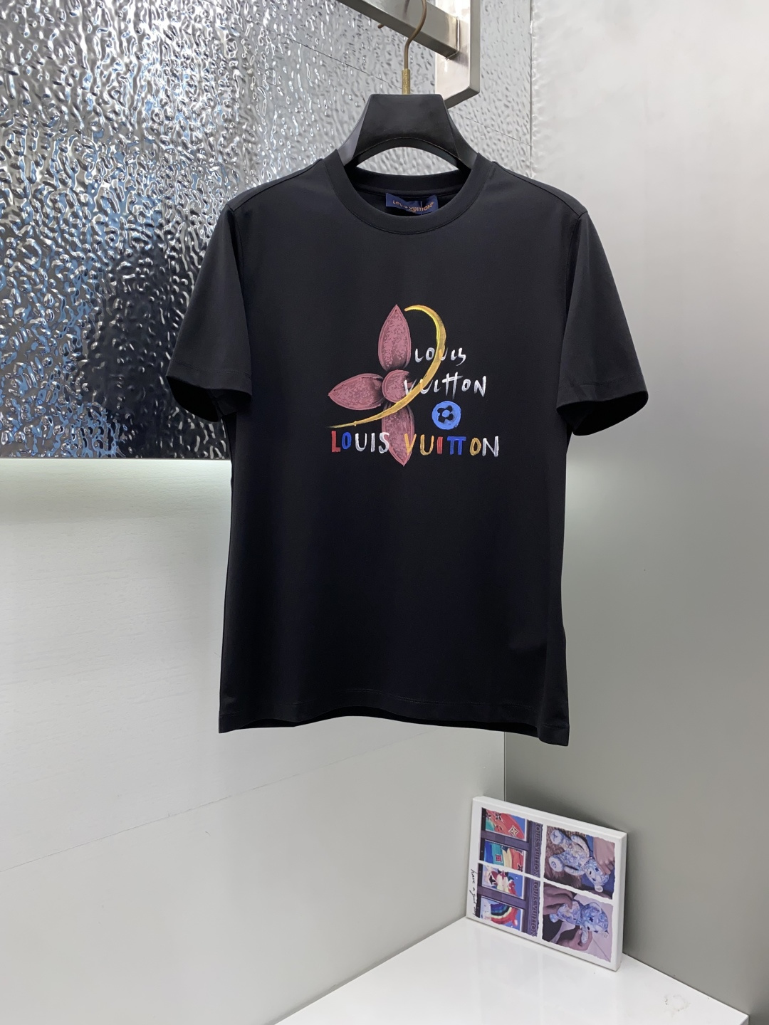 NO:502371,1v Louis Vuitton 2025 spring and summer new model first launch counter latest round neck short sleeves, high-end customization, avant-garde and fashionable design!  Brand logo heavy craft design, high-end customized 100 double-sided mercerated cotton fabric, soft feel, comfortable to wear, exquisite counter-level car line, fine workmanship, invincible and handsome upper body effect!  A must-have item for handsome men!  Code number M-3xL, louis vuitton, T-shirt, alexander wang198609091v路易威登 2025春夏新款首发专柜最新款圆领短袖 高端订制 设计前卫时尚！品牌logo重工艺设计 高端定制100支双面丝光棉面料.手感柔软.穿着舒适.专柜级别精致车线.做工精细.上身效果无敌帅气！型男必备单品！码数M-3xL,,louis vuitton,T-shirt,alexander wang,Men's clothing