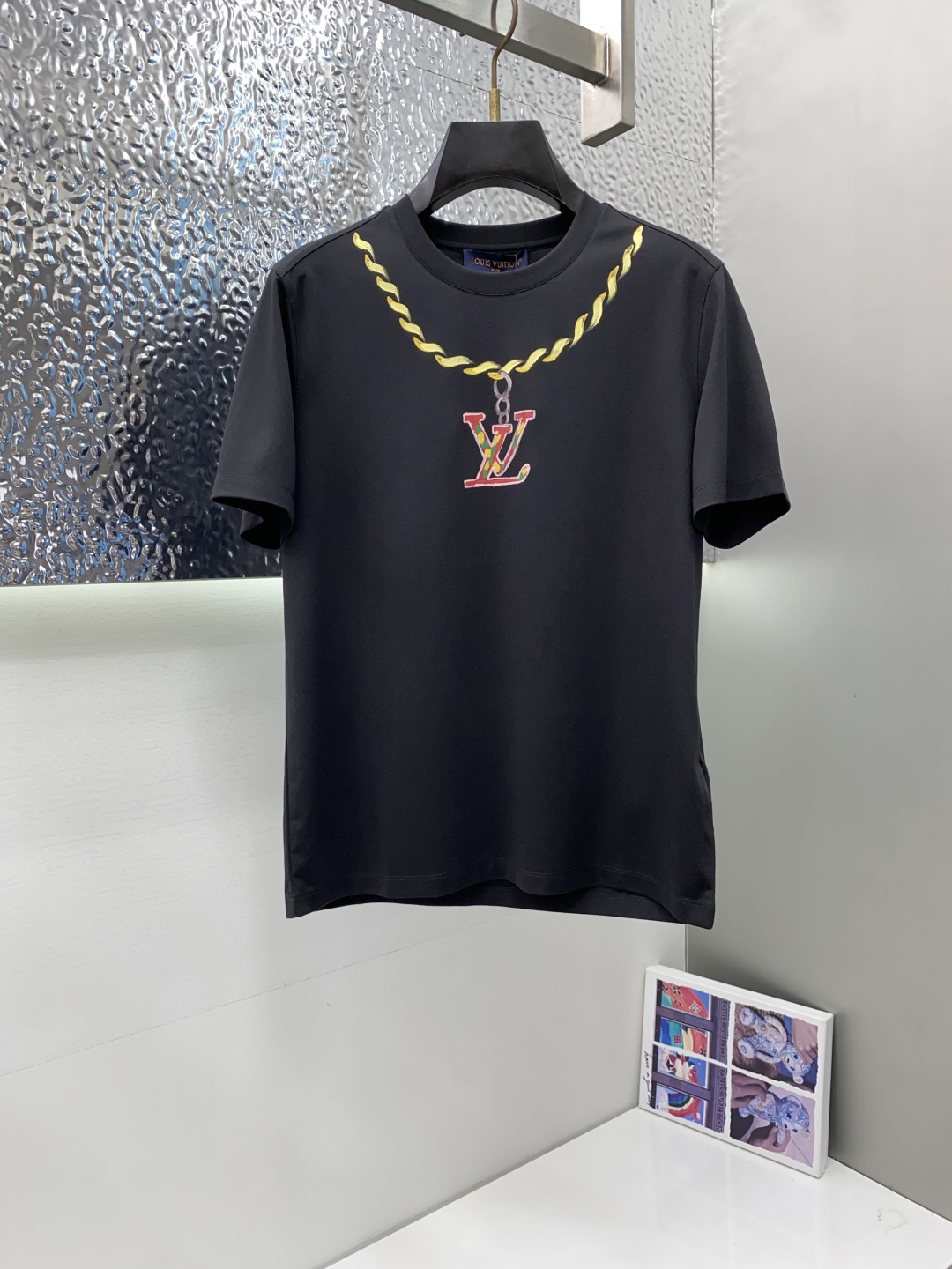 NO:502366,1v Louis Vuitton 2025 spring and summer new model first launch counter latest round neck short sleeves, high-end customization, avant-garde and fashionable design!  Brand logo heavy craft design, high-end customized 100 double-sided mercerated cotton fabric, soft feel, comfortable to wear, exquisite counter-level car line, fine workmanship, invincible and handsome upper body effect!  A must-have item for handsome men!  Code number M-3xL, louis vuitton, T-shirt, alexander wang198609091v路易威登 2025春夏新款首发专柜最新款圆领短袖 高端订制 设计前卫时尚！品牌logo重工艺设计 高端定制100支双面丝光棉面料.手感柔软.穿着舒适.专柜级别精致车线.做工精细.上身效果无敌帅气！型男必备单品！码数M-3xL,,louis vuitton,T-shirt,alexander wang,Men's clothing