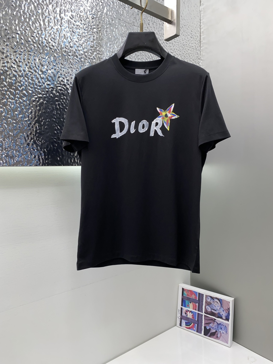 NO:502362,Dior 2025 spring and summer new model first launch counter latest round neck short sleeves, high-end customization, avant-garde and fashionable design!  Brand logo heavy craft design, high-end customized 100 double-sided mercerated cotton fabric, soft feel, comfortable to wear, exquisite counter-level car line, fine workmanship, invincible and handsome upper body effect!  A must-have item for handsome men!  Code number M-3xL, dior, T-shirt, alexander wang19860909迪奥 2025春夏新款首发专柜最新款圆领短袖 高端订制 设计前卫时尚！品牌logo重工艺设计 高端定制100支双面丝光棉面料.手感柔软.穿着舒适.专柜级别精致车线.做工精细.上身效果无敌帅气！型男必备单品！码数M-3xL,,dior,T-shirt,alexander wang,Men's clothing