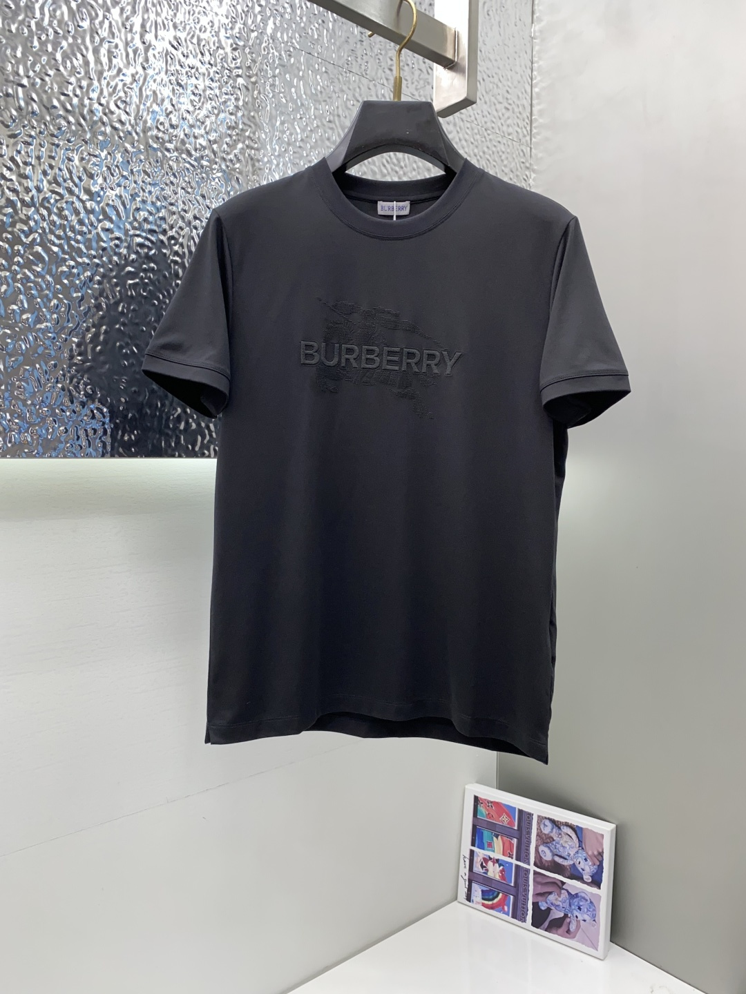 NO:502346,Burberry's new spring and summer new model in the first counter with the latest round neck short sleeves, high-end customization, avant-garde and fashionable design!  Brand logo heavy craft design, high-end customized 100 double-sided mercerated cotton fabric, soft feel, comfortable to wear, exquisite counter-level car line, fine workmanship, invincible and handsome upper body effect!  A must-have item for handsome men!  Code number M-3xL, burberry, T-shirt, alexander wang19860909巴宝莉 2025春夏新款首发专柜最新款圆领短袖 高端订制 设计前卫时尚！品牌logo重工艺设计 高端定制100支双面丝光棉面料.手感柔软.穿着舒适.专柜级别精致车线.做工精细.上身效果无敌帅气！型男必备单品！码数M-3xL,,burberry,T-shirt,alexander wang,Men's clothing