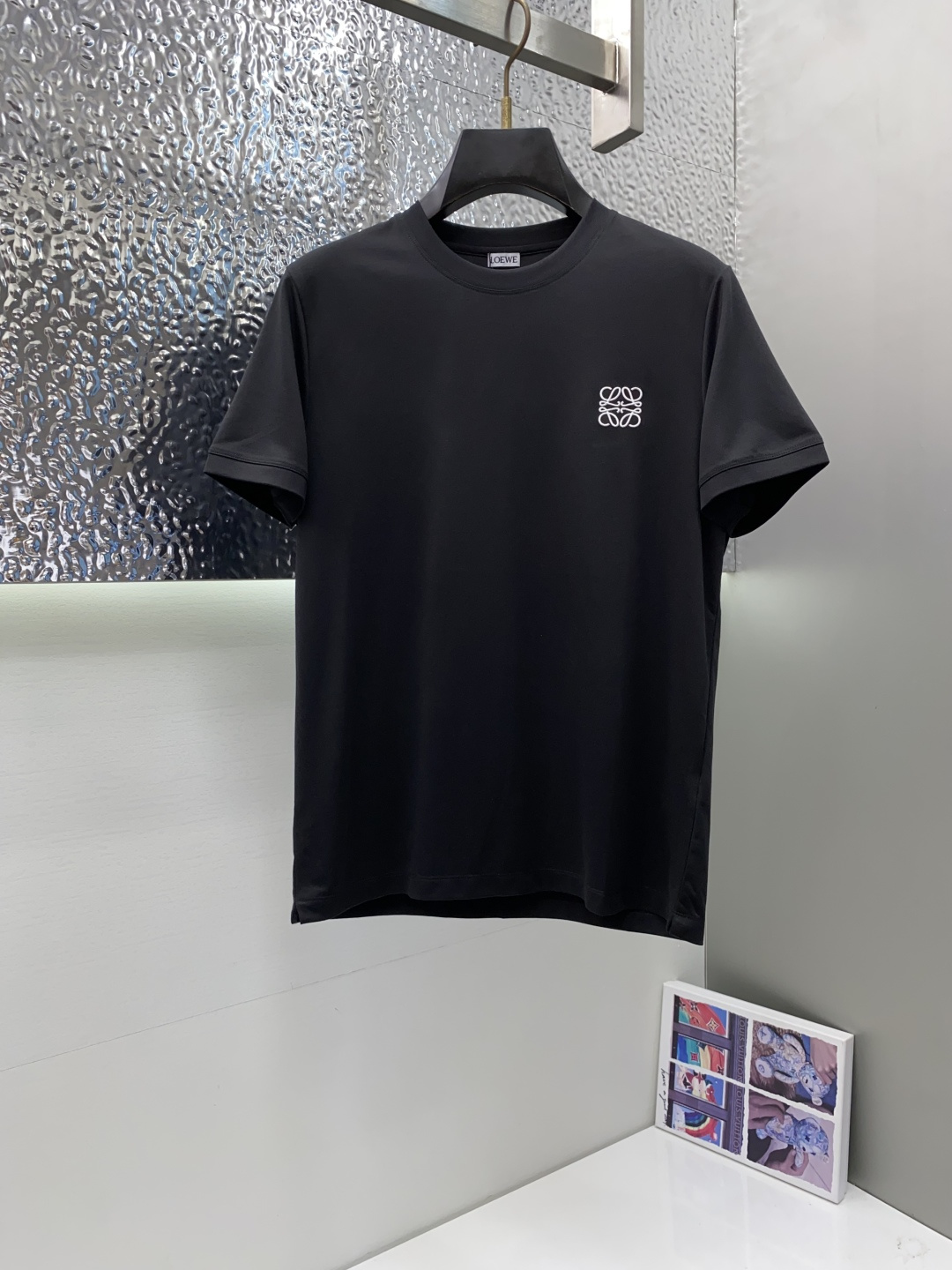 NO:502342,Luo Yiwei's new spring and summer new model in the first counter has the latest round neck short sleeves, high-end customization, avant-garde and fashionable design!  Brand logo heavy craft design, high-end customized 100 double-sided mercerated cotton fabric, soft feel, comfortable to wear, exquisite counter-level car line, fine workmanship, invincible and handsome upper body effect!  A must-have item for handsome men!  Code number M-3xL, loewe, T-shirt, alexander wang19860909罗意威 2025春夏新款首发专柜最新款圆领短袖 高端订制 设计前卫时尚！品牌logo重工艺设计 高端定制100支双面丝光棉面料.手感柔软.穿着舒适.专柜级别精致车线.做工精细.上身效果无敌帅气！型男必备单品！码数M-3xL,,loewe,T-shirt,alexander wang,Men's clothing