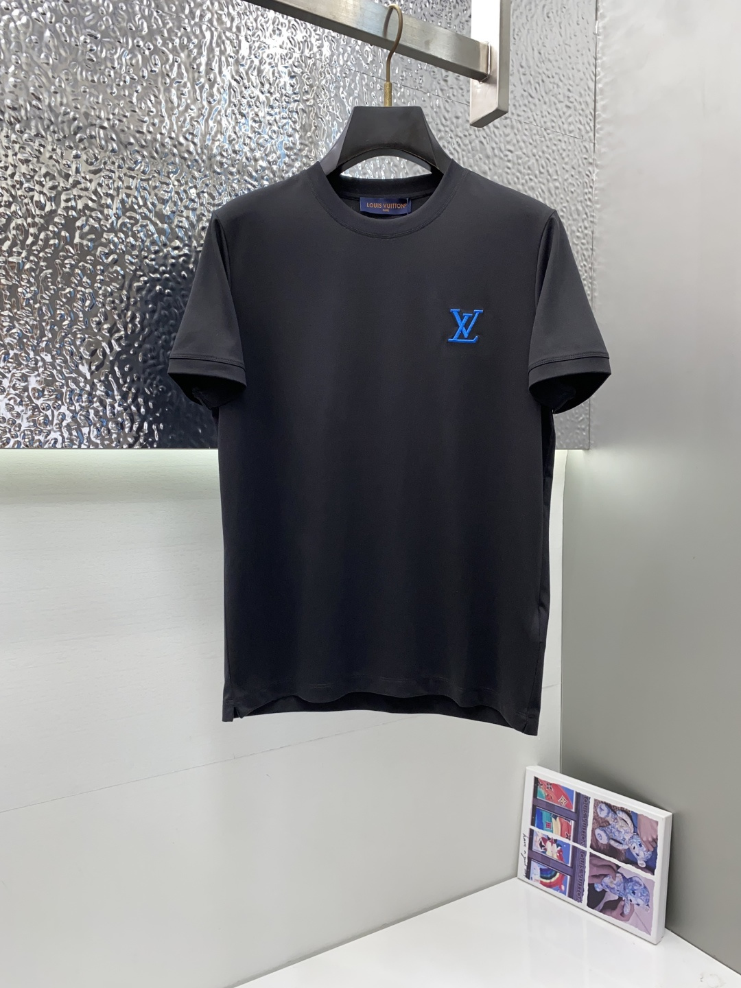 NO:502372,1v Louis Vuitton 2025 spring and summer new model first launch counter latest round neck short sleeves, high-end customization, avant-garde and fashionable design!  Brand logo heavy craft design, high-end customized 100 double-sided mercerated cotton fabric, soft feel, comfortable to wear, exquisite counter-level car line, fine workmanship, invincible and handsome upper body effect!  A must-have item for handsome men!  Code number M-3xL, louis vuitton, T-shirt, alexander wang198609091v路易威登 2025春夏新款首发专柜最新款圆领短袖 高端订制 设计前卫时尚！品牌logo重工艺设计 高端定制100支双面丝光棉面料.手感柔软.穿着舒适.专柜级别精致车线.做工精细.上身效果无敌帅气！型男必备单品！码数M-3xL,,louis vuitton,T-shirt,alexander wang,Men's clothing