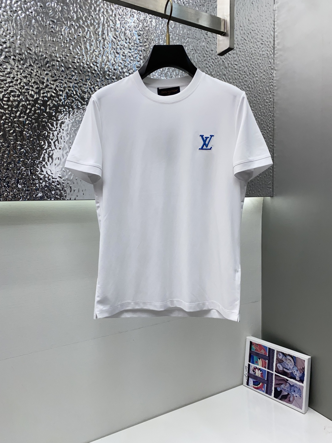 NO:502370,1v Louis Vuitton 2025 spring and summer new model first launch counter latest round neck short sleeves, high-end customization, avant-garde and fashionable design!  Brand logo heavy craft design, high-end customized 100 double-sided mercerated cotton fabric, soft feel, comfortable to wear, exquisite counter-level car line, fine workmanship, invincible and handsome upper body effect!  A must-have item for handsome men!  Code number M-3xL, louis vuitton, T-shirt, alexander wang198609091v 路易威登 2025春夏新款首发专柜最新款圆领短袖 高端订制 设计前卫时尚！品牌logo重工艺设计 高端定制100支双面丝光棉面料.手感柔软.穿着舒适.专柜级别精致车线.做工精细.上身效果无敌帅气！型男必备单品！码数M-3xL,,louis vuitton,T-shirt,alexander wang,Men's clothing