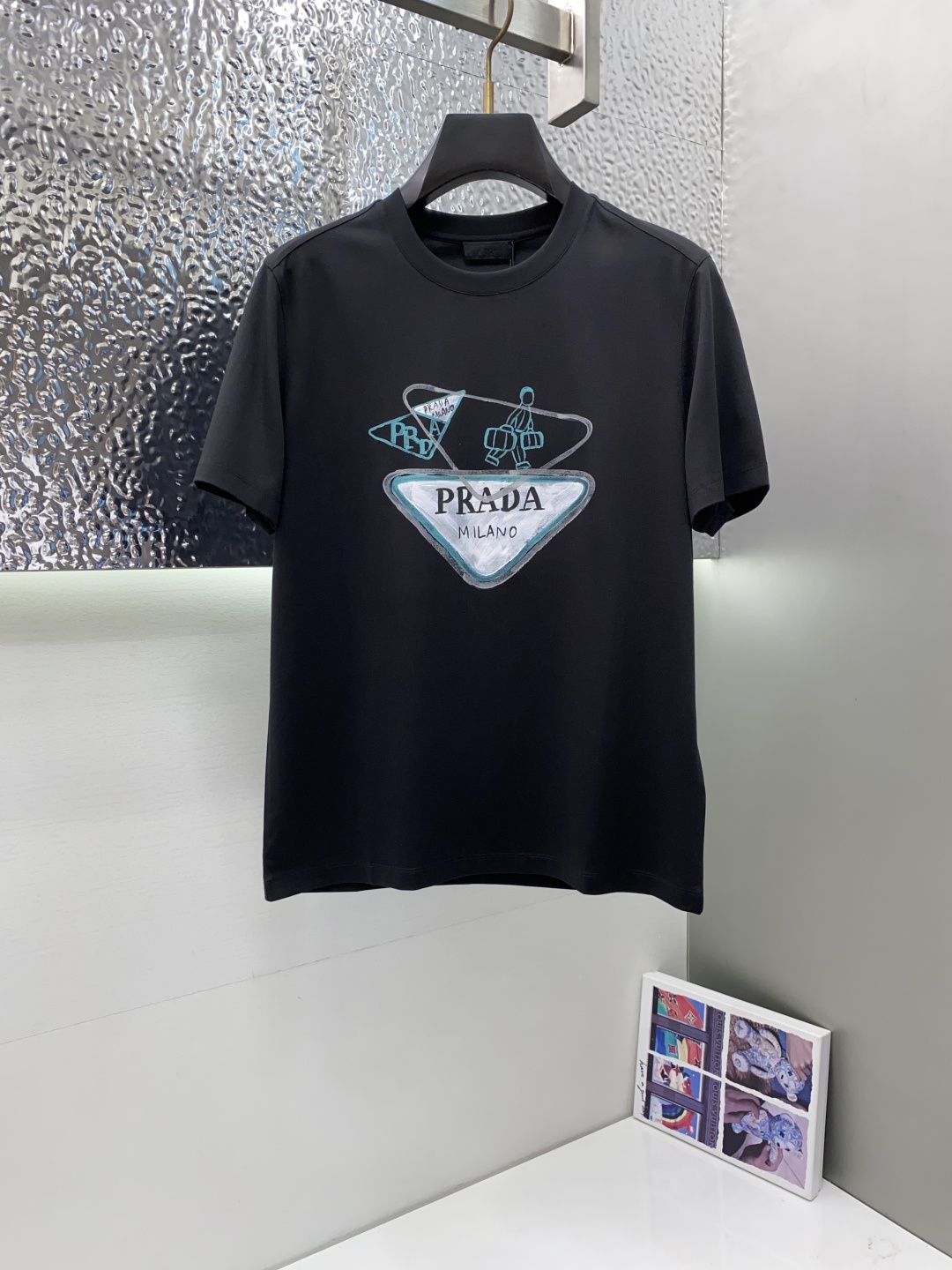 NO:502368,Prada 2025 spring and summer new styles are the latest round neck short sleeves in the counter, high-end customization, avant-garde and fashionable design!  Brand logo heavy craft design, high-end customized 100 double-sided mercerated cotton fabric, soft feel, comfortable to wear, exquisite counter-level car line, fine workmanship, invincible and handsome upper body effect!  A must-have item for handsome men!  Code number M-3xL, prada, T-shirt, alexander wang19860909普拉达 2025春夏新款首发专柜最新款圆领短袖 高端订制 设计前卫时尚！品牌logo重工艺设计 高端定制100支双面丝光棉面料.手感柔软.穿着舒适.专柜级别精致车线.做工精细.上身效果无敌帅气！型男必备单品！码数M-3xL,,prada,T-shirt,alexander wang,Men's clothing