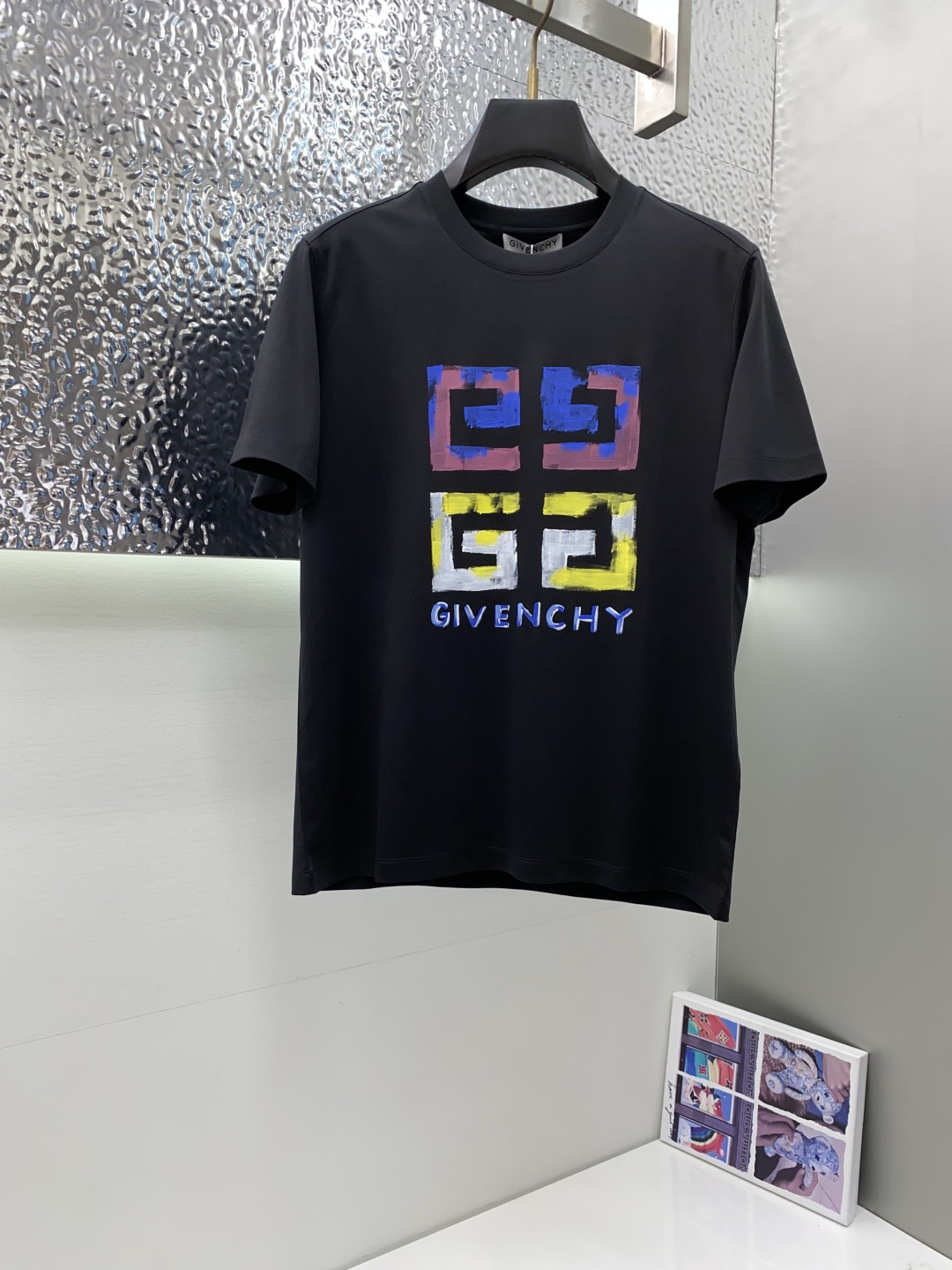 NO:502364,Givenchy's new spring and summer new model in the first counter has the latest round neck short sleeves, high-end customization, avant-garde and fashionable design!  Brand logo heavy craft design, high-end customized 100 double-sided mercerated cotton fabric, soft feel, comfortable to wear, exquisite counter-level car line, fine workmanship, invincible and handsome upper body effect!  A must-have item for handsome men!  Code number M-3xL, given, T-shirt, alexander wang19860909纪梵希 2025春夏新款首发专柜最新款圆领短袖 高端订制 设计前卫时尚！品牌logo重工艺设计 高端定制100支双面丝光棉面料.手感柔软.穿着舒适.专柜级别精致车线.做工精细.上身效果无敌帅气！型男必备单品！码数M-3xL,,givenchy,T-shirt,alexander wang,Men's clothing