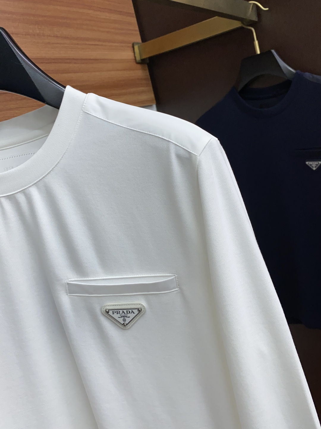 “High-Density Filament T-Shirts for Men: Prada Fall/Winter Collection” - 图片 3