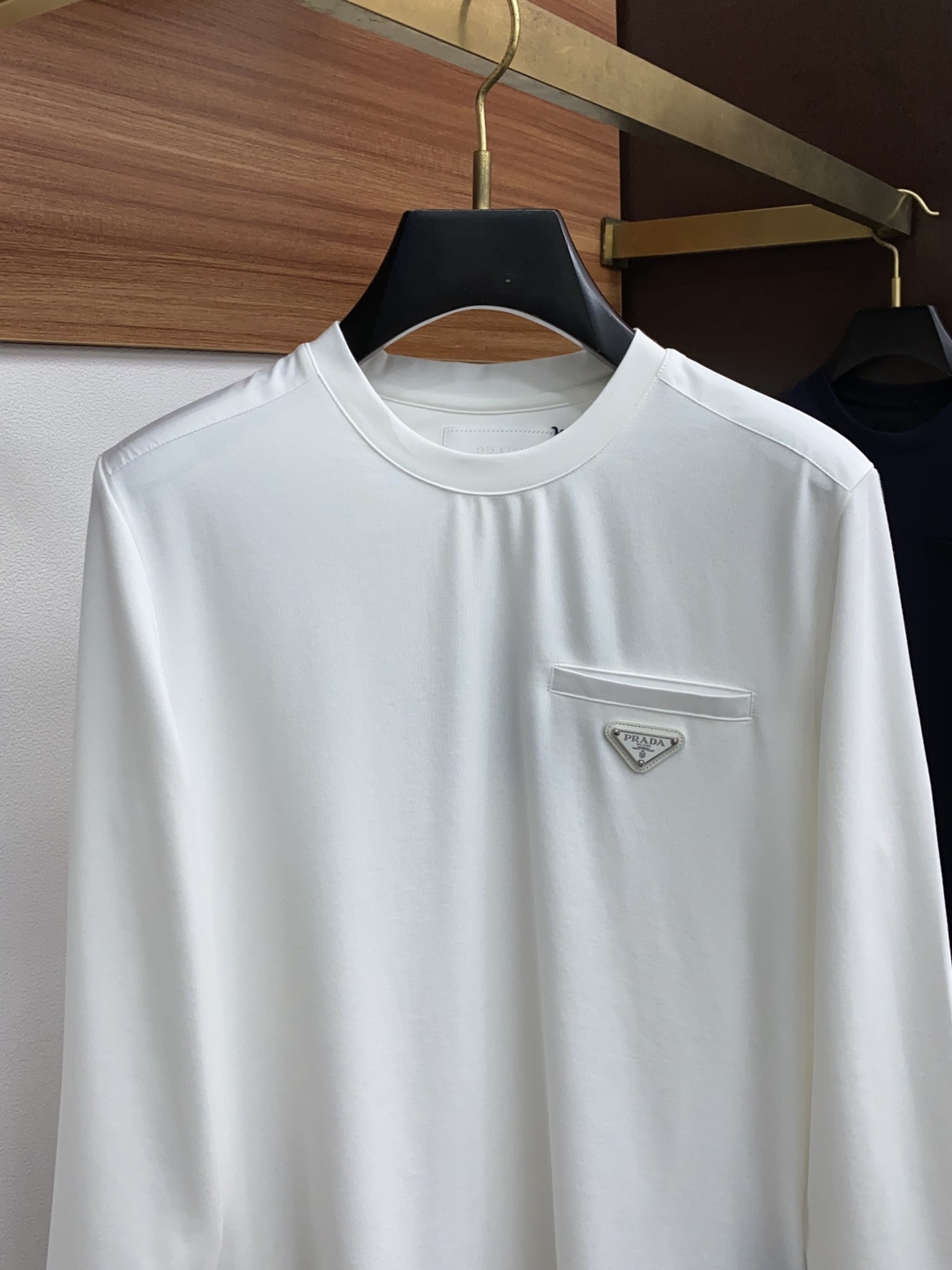 “High-Density Filament T-Shirts for Men: Prada Fall/Winter Collection” - 图片 2