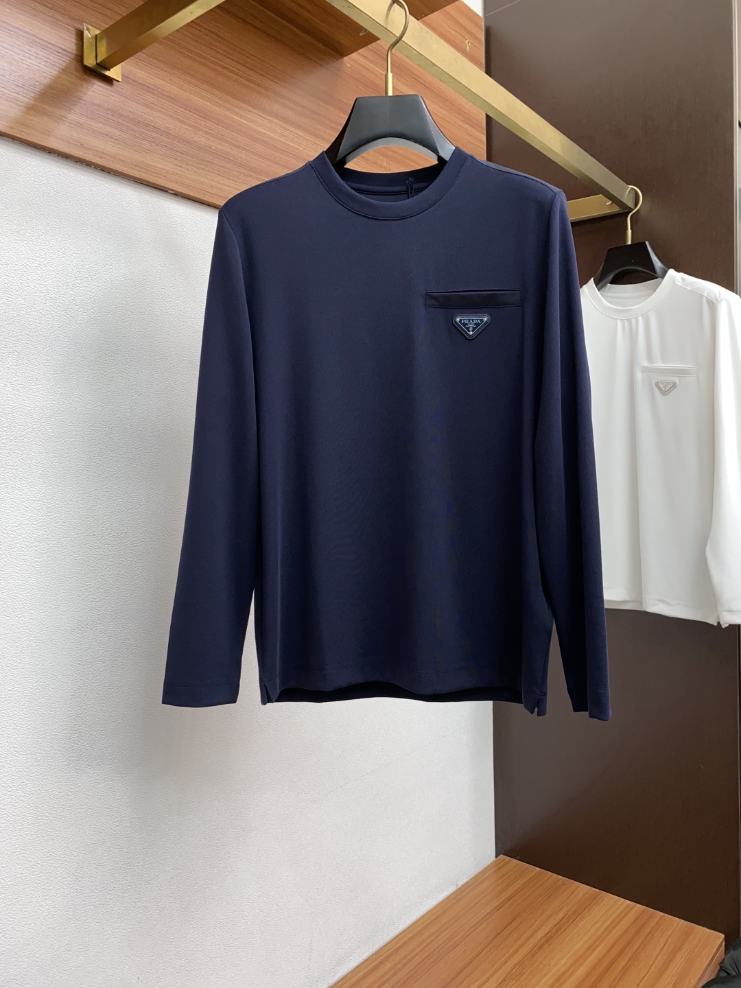 “High-Density Filament T-Shirts by P602 Prada: Elegant Men’s Fashion for Fall and Winter” - 图片 1