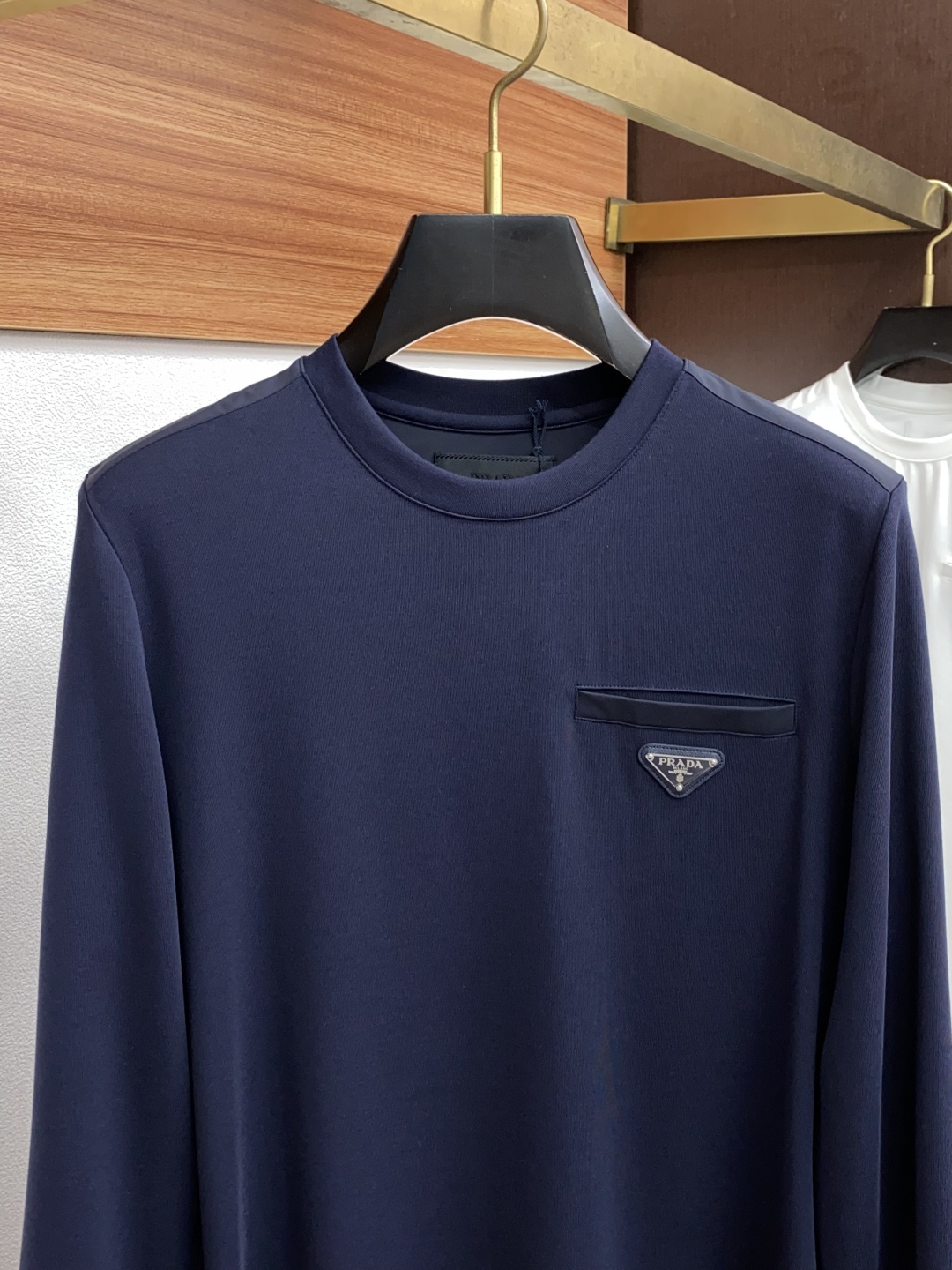 “High-Density Filament T-Shirts by P602 Prada: Elegant Men’s Fashion for Fall and Winter” - 图片 2