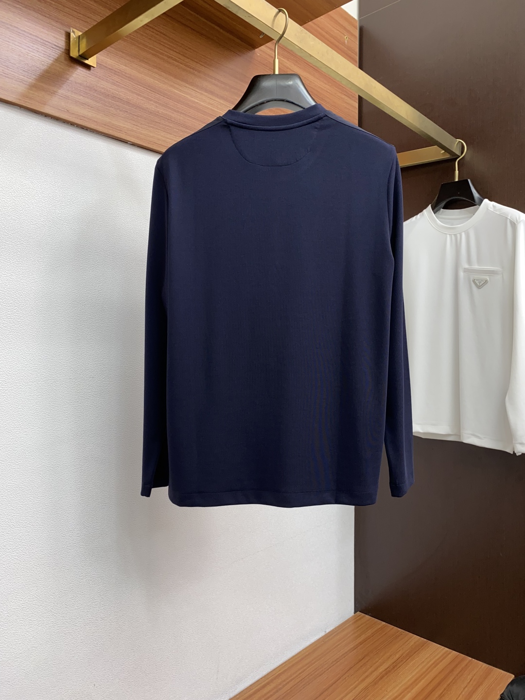 “High-Density Filament T-Shirts by P602 Prada: Elegant Men’s Fashion for Fall and Winter” - 图片 9