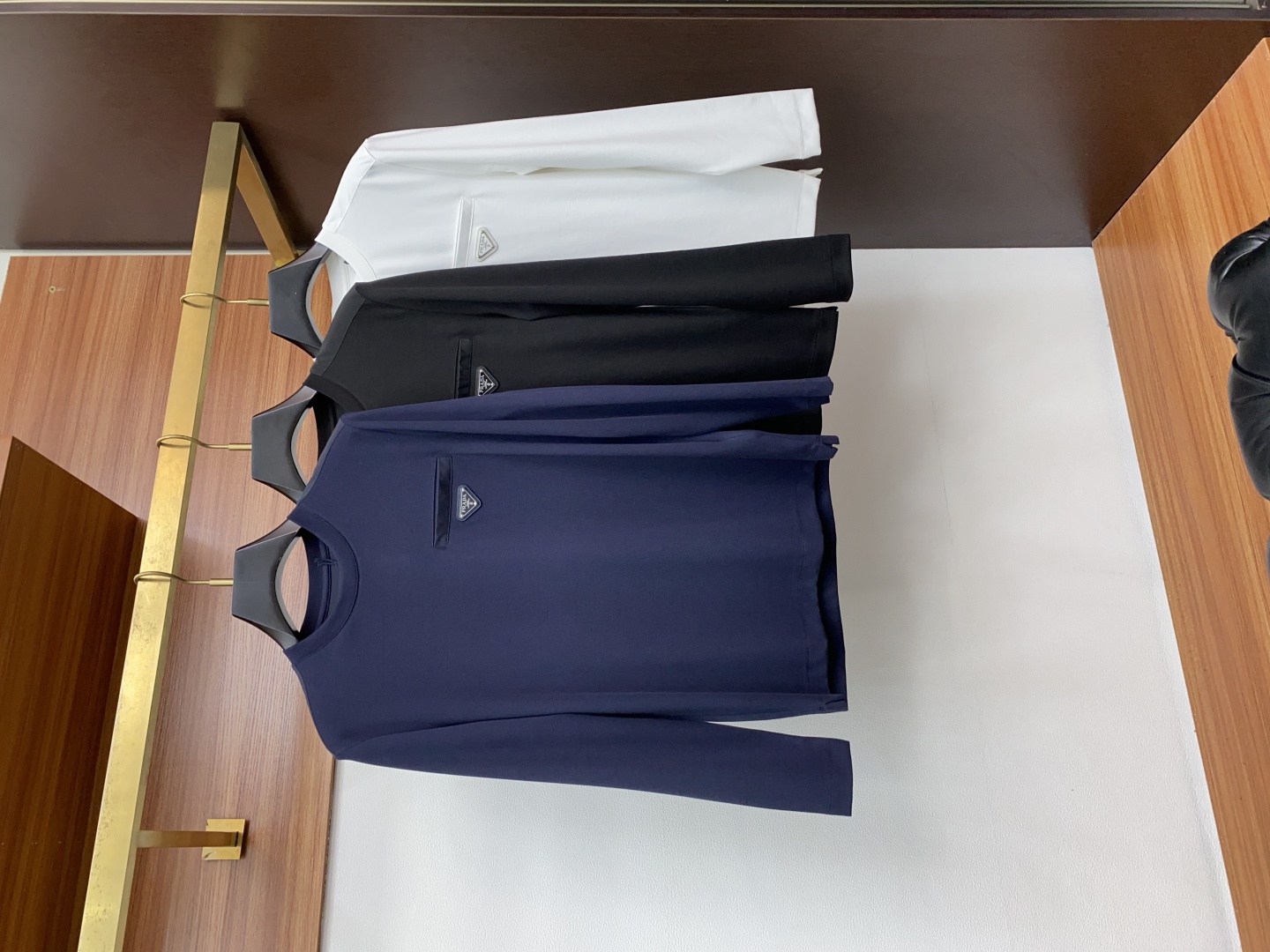 “High-Density Filament T-Shirts for Men: Prada Fall/Winter Collection” - 图片 7