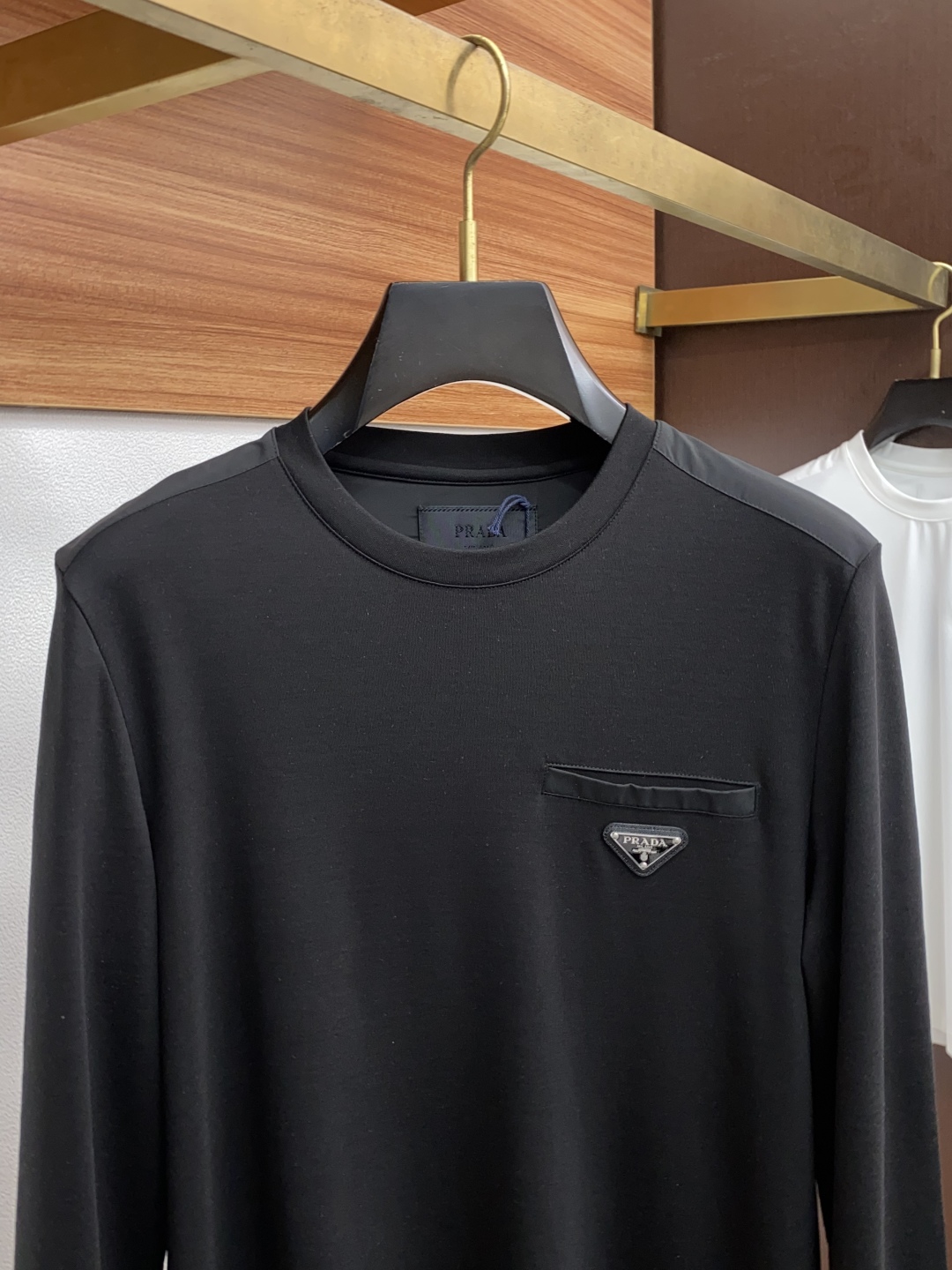 “Prada Fall/Winter High-Density Filament T-Shirts: Men’s Elegant & Practical Fashion” - 图片 2