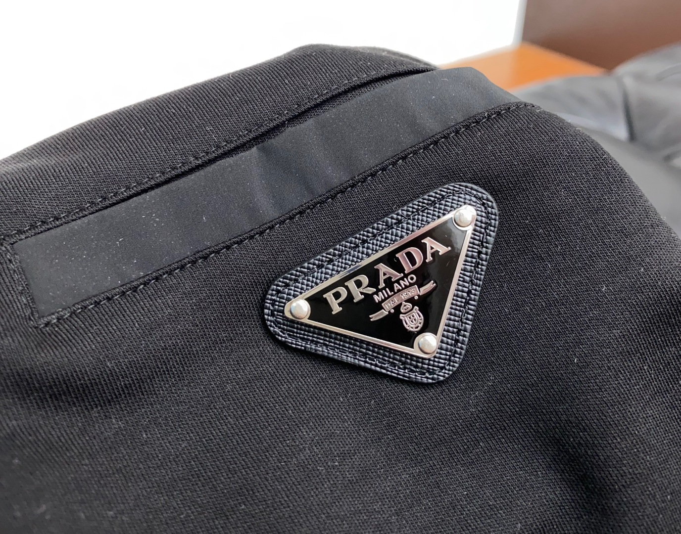 “Prada Fall/Winter High-Density Filament T-Shirts: Men’s Elegant & Practical Fashion” - 图片 7