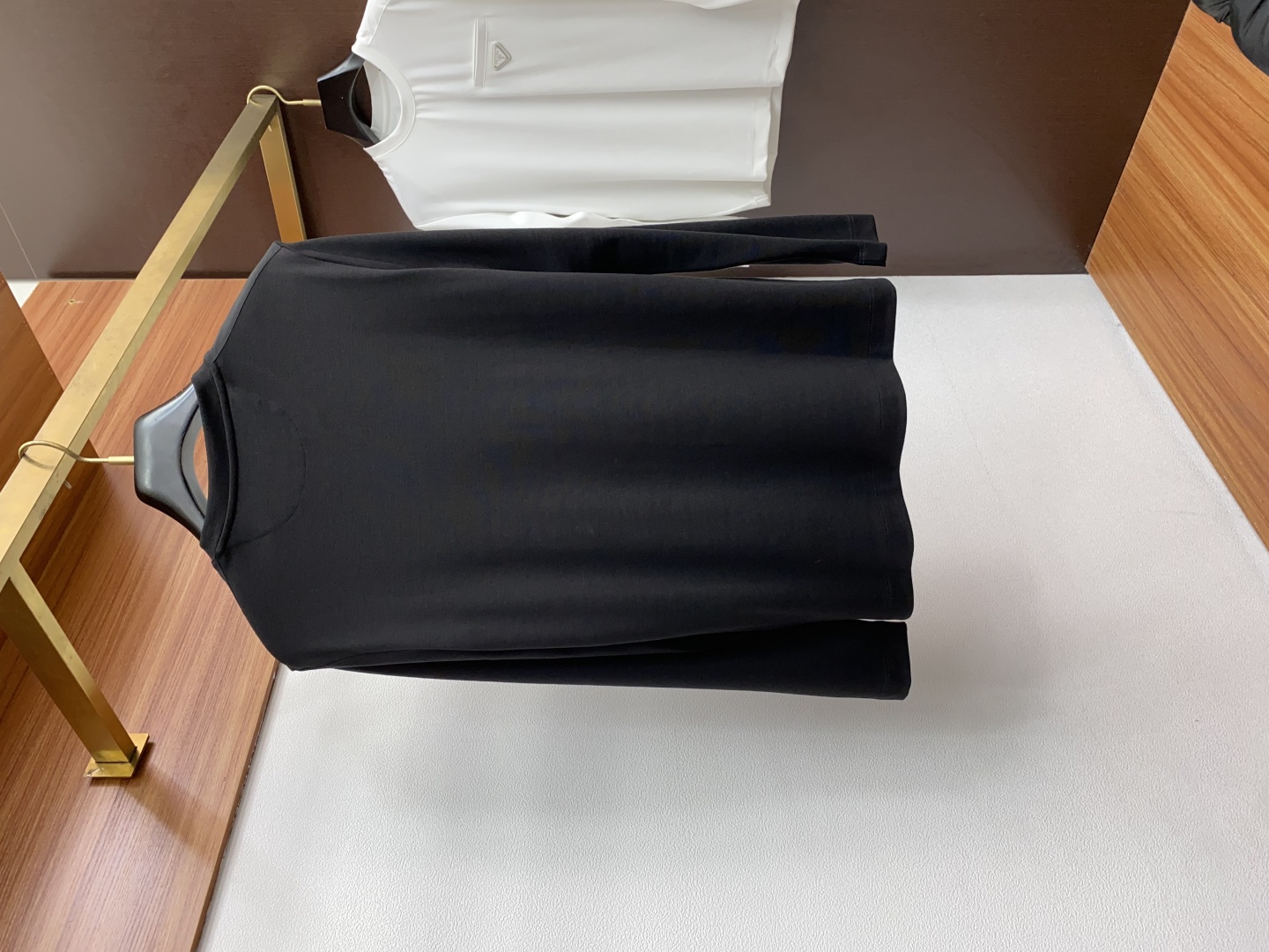 “Prada Fall/Winter High-Density Filament T-Shirts: Men’s Elegant & Practical Fashion” - 图片 9
