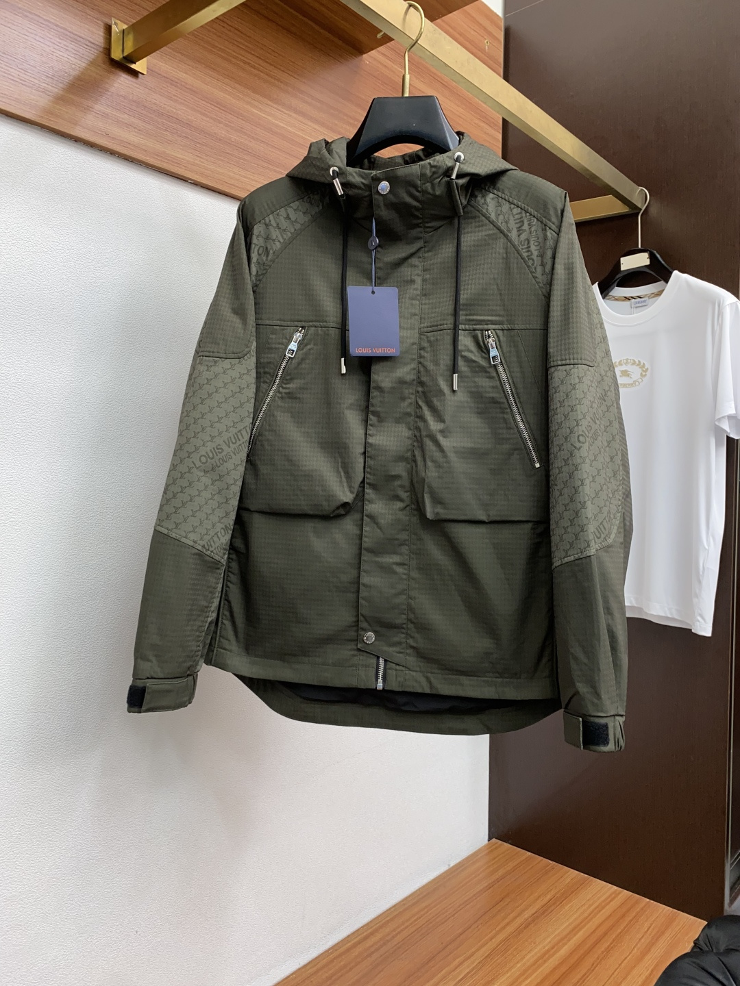 1v 路易威登 2025年秋冬新款 官网 高端原厂代工出品，
官方经典王牌单品！最新棉衣夹克外套 多明