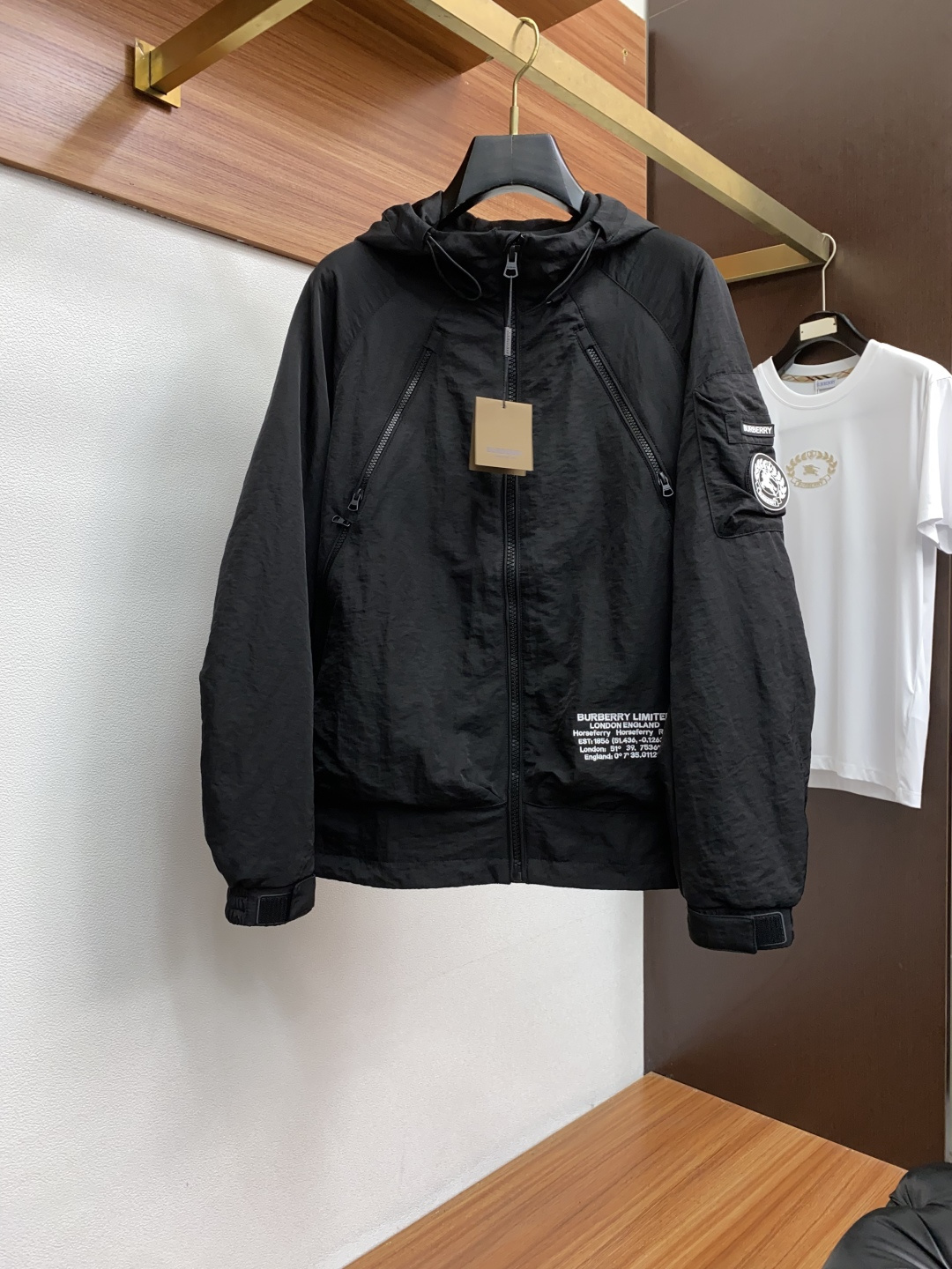 NO:503938,Burberry's new autumn and winter 2025 official website, high-end original OEM, official classic ace single product! The latest cotton jacket jacket, a demonstration model for many celebrities! ! The new season of men's clothing is full of modernity and technology, combining fashion aesthetics with outdoor elements. It is a very design-oriented item, unique, abandoning traditional design concepts, creating a new visual experience, full of technological and functional sense, and is a soul-like embellishment! Exclusive technology wool fabric continues the environmental protection concept that has always been pursued. The fabric has excellent windproof and waterproof characteristics, with very delicate touch and excellent breathability! Jackets are excellent equipment in the transition season, with strong practical wearability and strong shaping properties, significant upper body effect, showing the vitality of urban upstarts. They are extremely outstanding in the dressing season, suitable for street style and outdoor sports and leisure. M-3xL, burberry, jackets & coats, jackets & coats, alexander wang19860909巴宝莉 2025年秋冬新款 官网 高端原厂代工出品, 官方经典王牌单品！最新棉衣夹克外套 多明星穿搭示范款！！ 新一季男装充满现代感与科技感,将时装美学与户外元素混搭结合,极具设计感的一款单品,别具一格,摒除了传统的设计理念,塑造出全新的视觉体验,充满科技感和机能感,属于灵魂式点缀！专属科技毛呢面料,延续一贯追求的环保理念,面料具备优良防风防水特质,触感非常细腻,透气性亦极佳！ 夹克属于过渡季优秀的装备,实穿性极强,塑造性极强,上身效果显著,尽显都市新贵活力色彩,在穿搭季属于极为出色的一款外套,出街造型、户外运动休闲皆宜 M-3xL,,burberry,jackets & coats,jackets & coats,alexander wang,Men's clothing