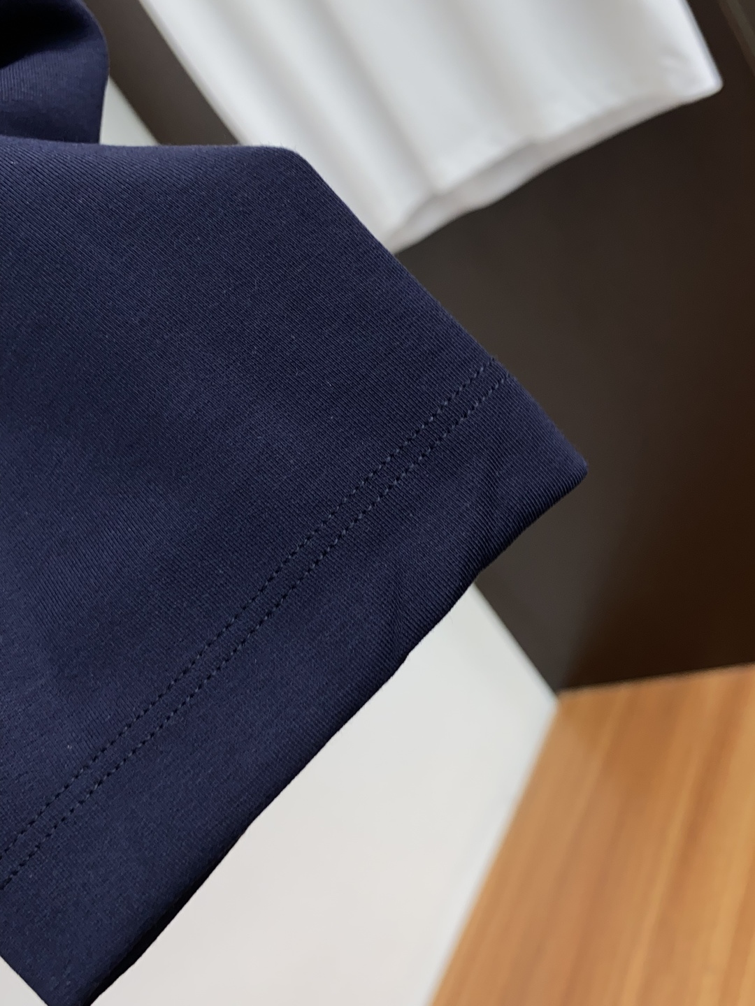  爱马仕 2025最新小绣花长袖T恤210克百分百丝光双面码数：M-3XL
颜色：藏青，白色，黑色 灰色