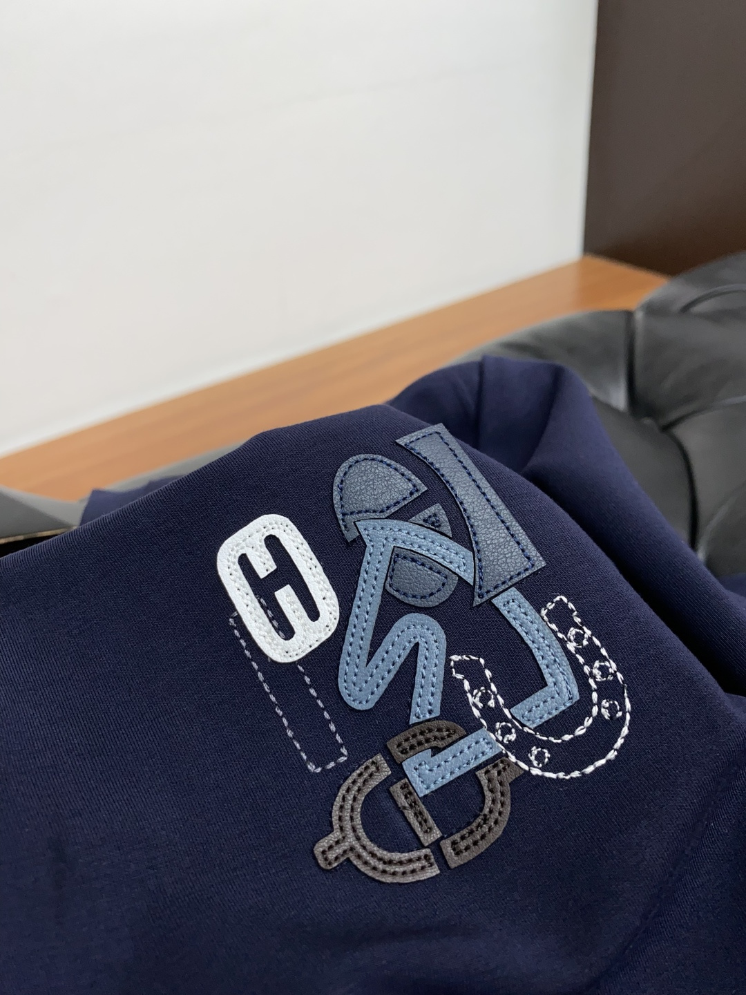  爱马仕 2025最新小绣花长袖T恤210克百分百丝光双面码数：M-3XL
颜色：藏青，白色，黑色 灰色