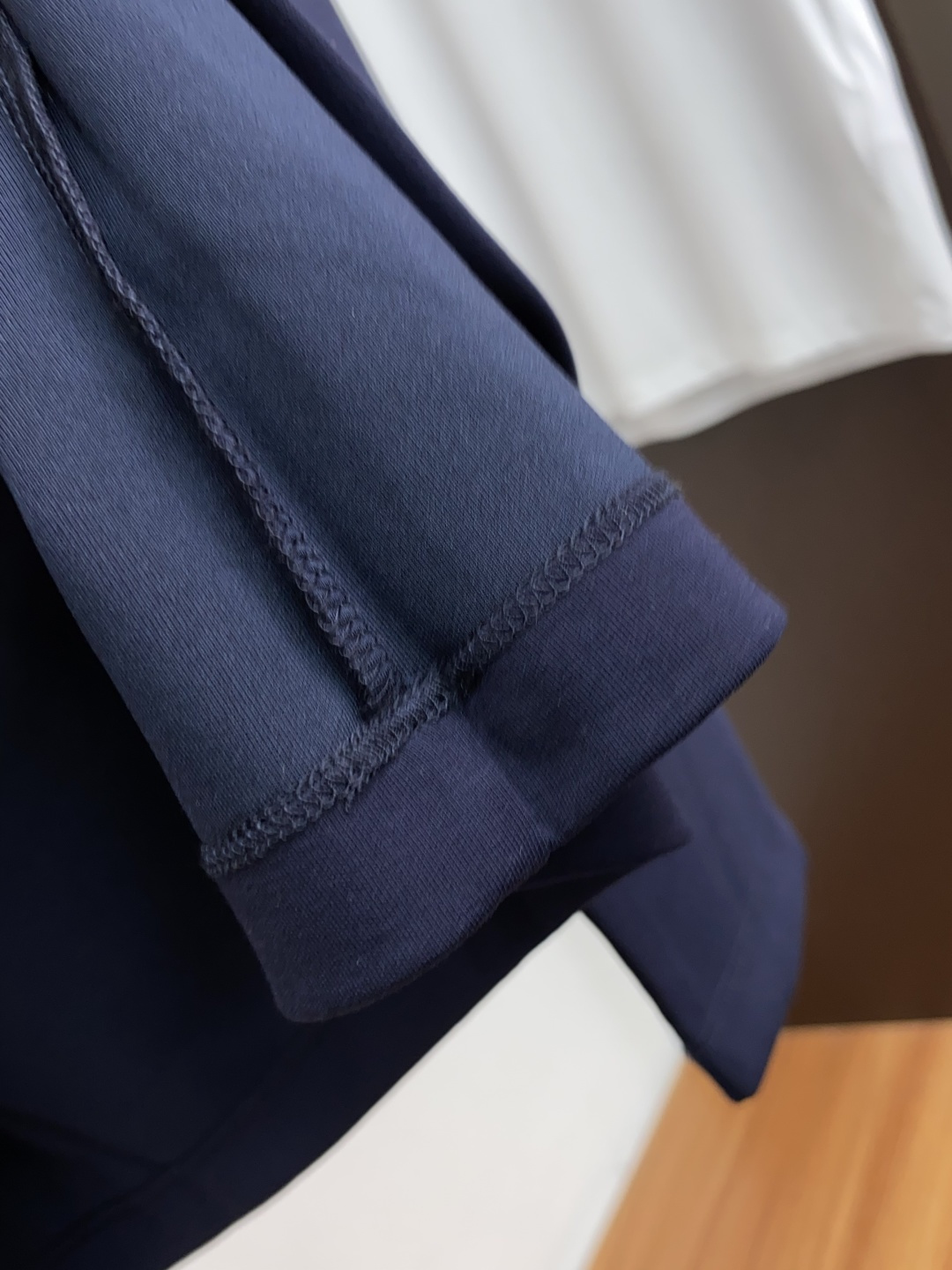  爱马仕 2025最新小绣花长袖T恤210克百分百丝光双面码数：M-3XL
颜色：藏青，白色，黑色 灰色